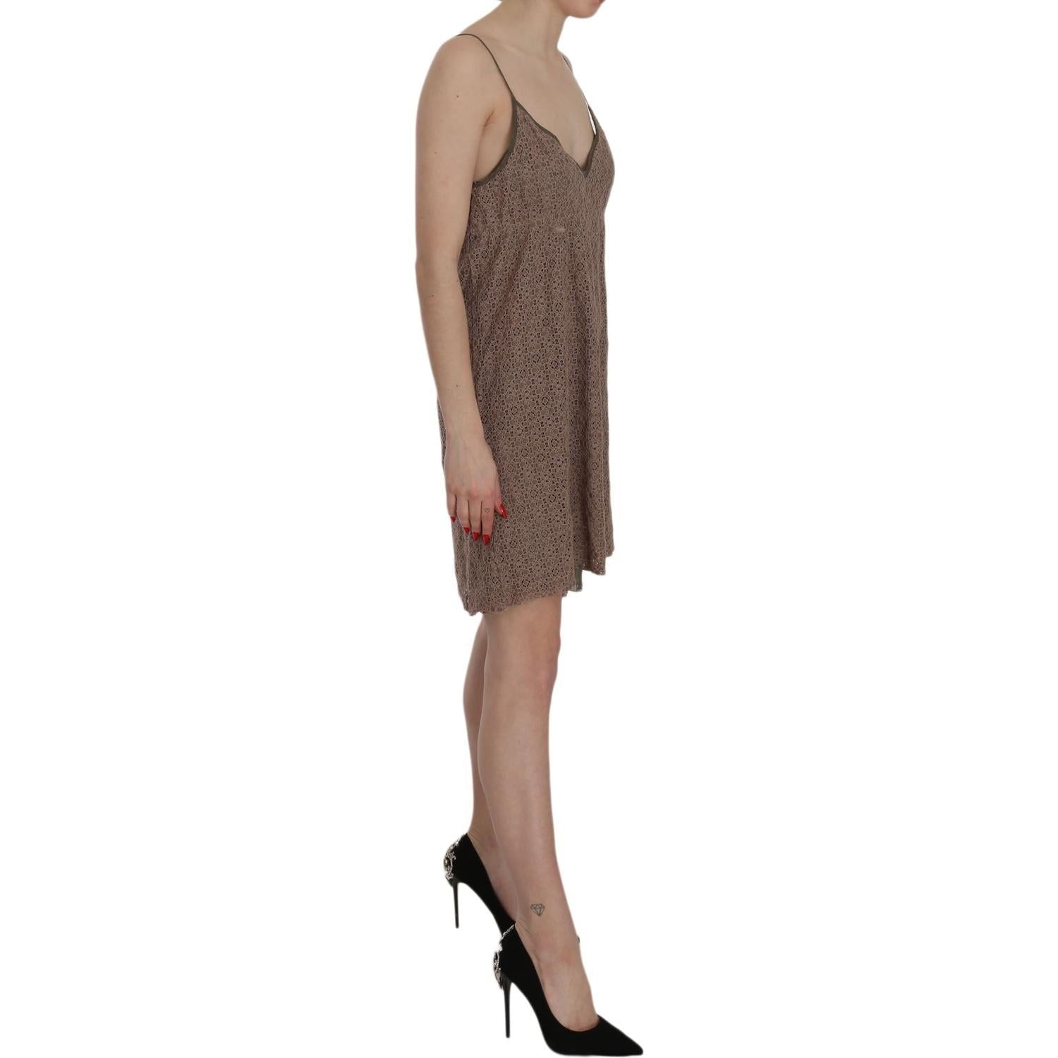 فستان قصير أنيق باللون الأخضر بقصة A وحمالات رفيعة من PINK MEMORIES