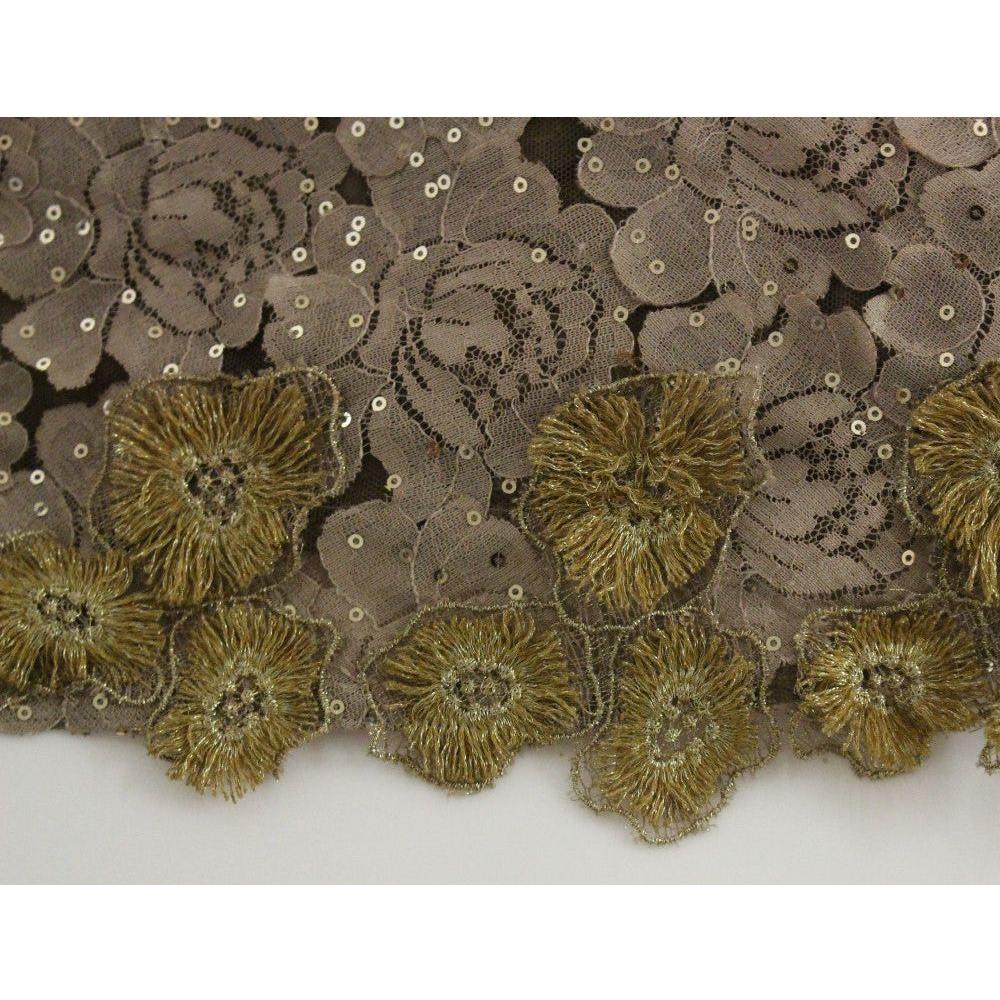 فستان ماكسي من الدانتيل الذهبي الرائع من Lanre Da Silva Ajayi مع كريستالات