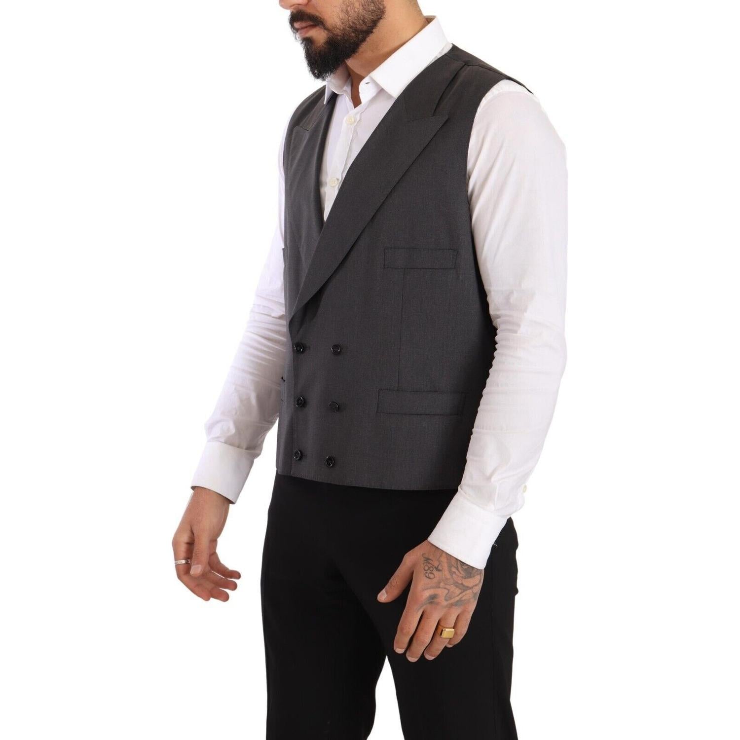 بدلة دولتشي آند غابانا الأنيقة المصنوعة من مزيج الصوف الرمادي من سيسيليا