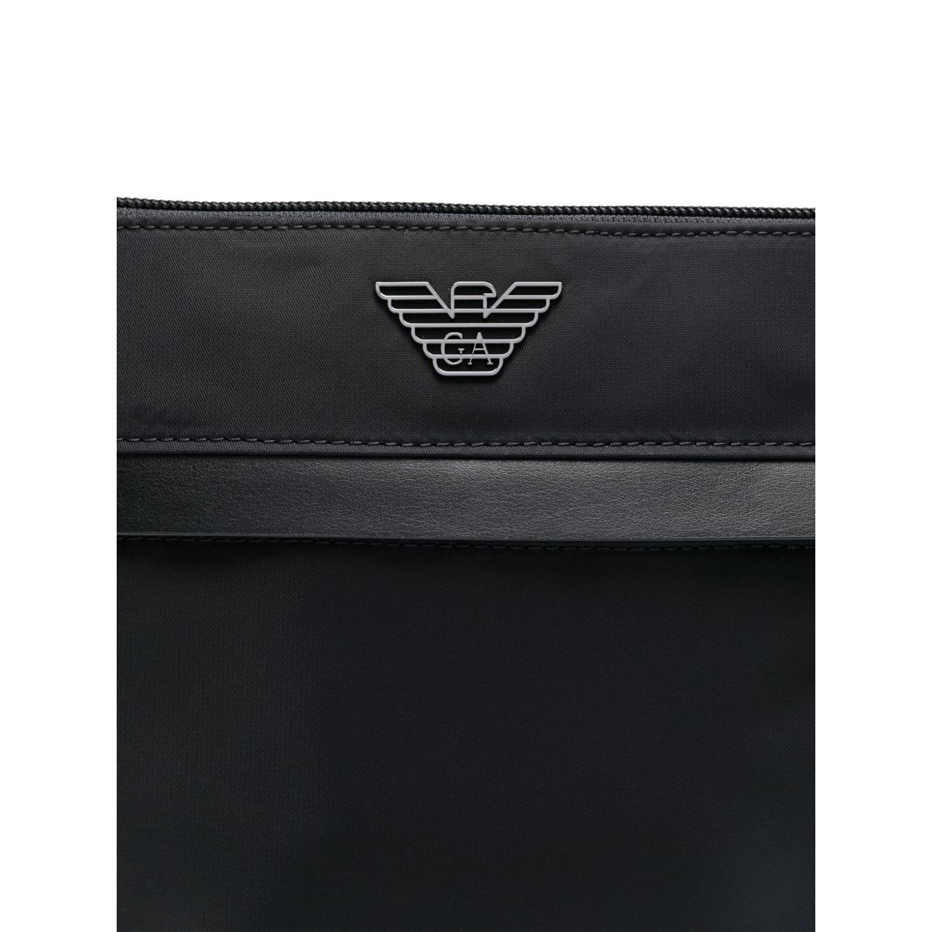 Front view with bag zipped and handles upright.