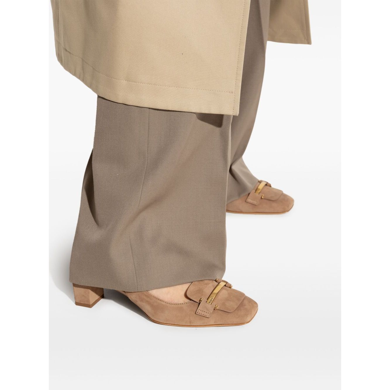 Front view with bag zipped and handles upright.
