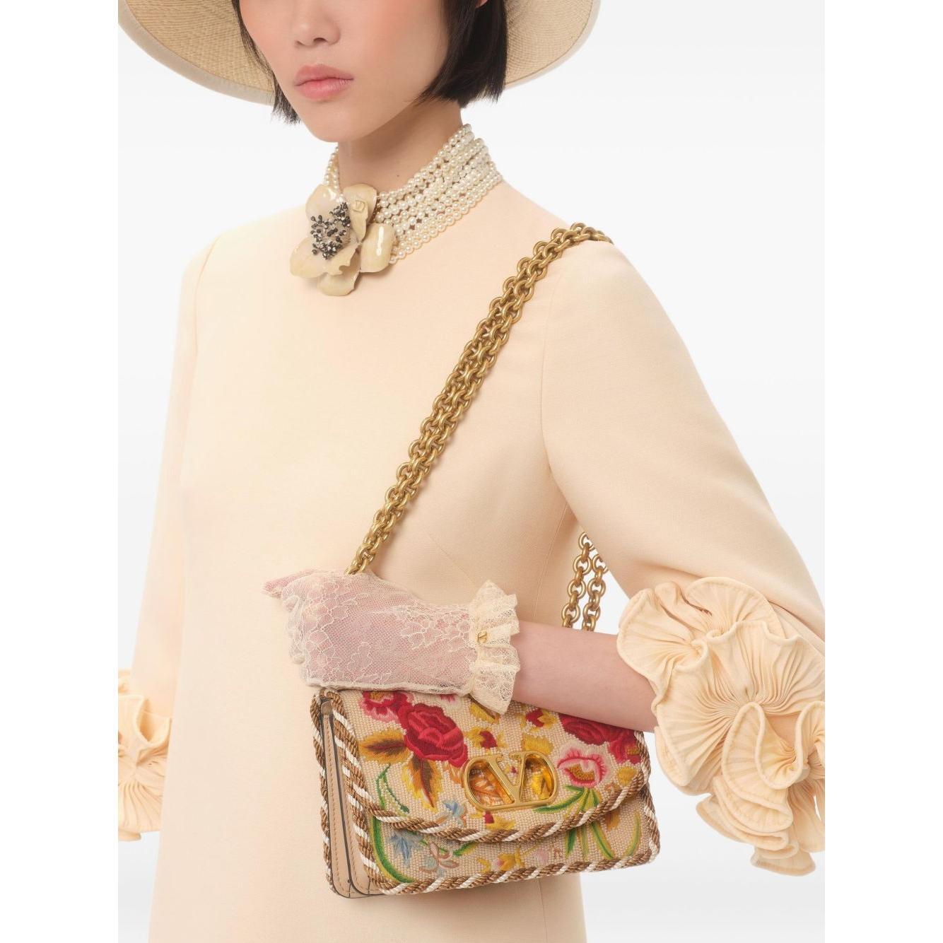 Front view with bag zipped and handles upright.