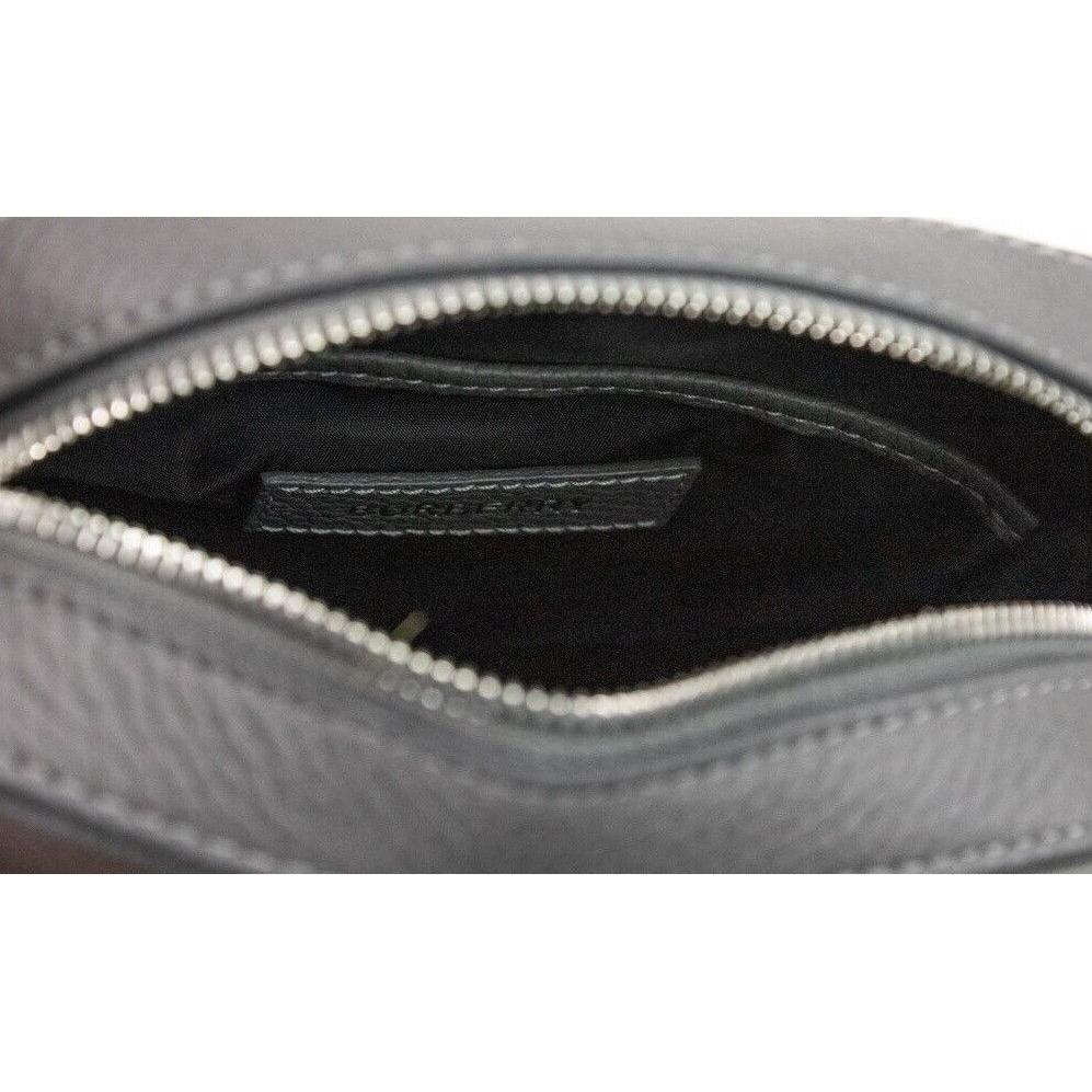 حقيبة كتف صغيرة من الجلد الحبيبي من Burberry Thornton باللون الرمادي المنقوش بشعار