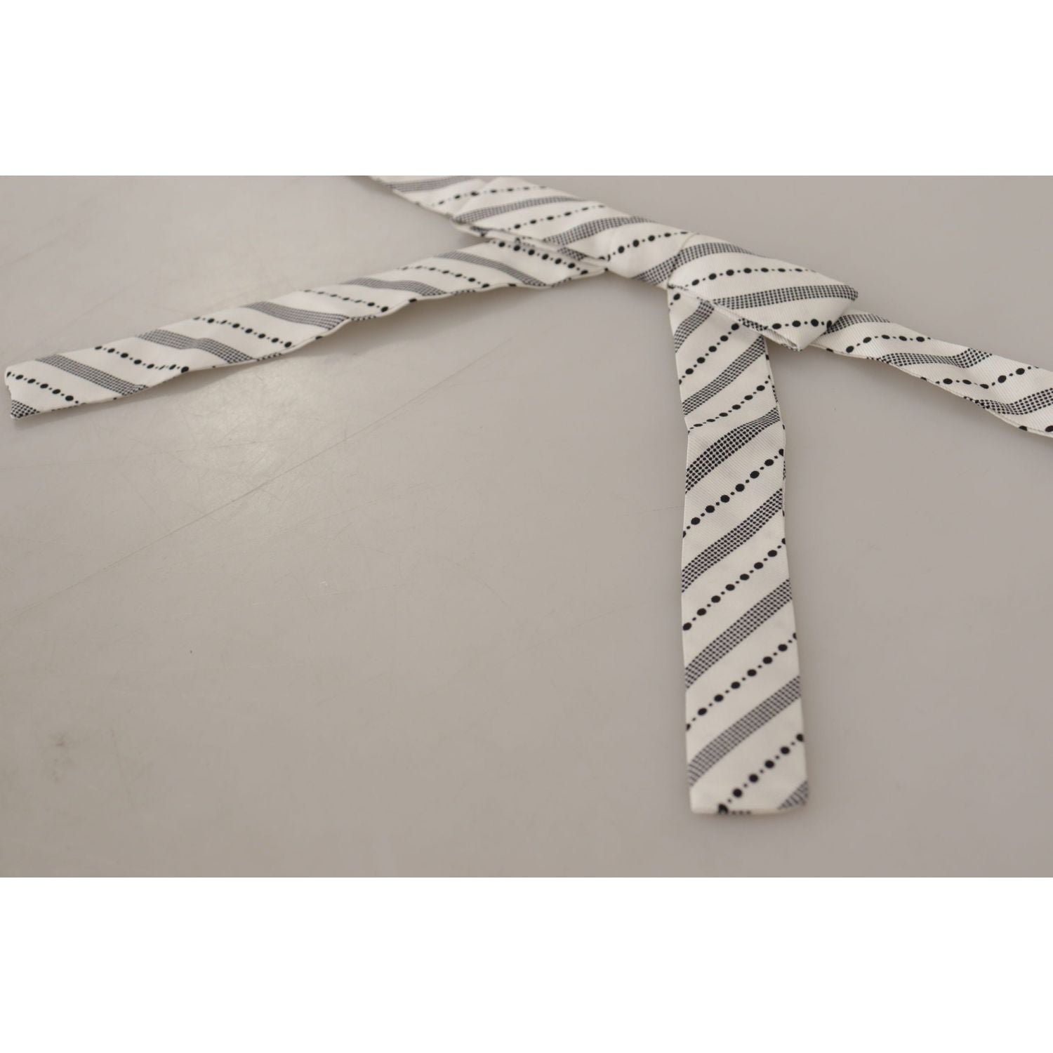 ربطة عنق من الحرير بنقاط البولكا الأنيقة من دولتشي آند غابانا