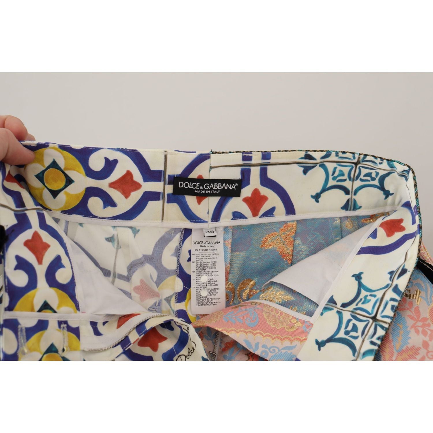 شورت دولتشي آند غابانا متعدد الألوان من قماش الماجوليكا عالي الخصر