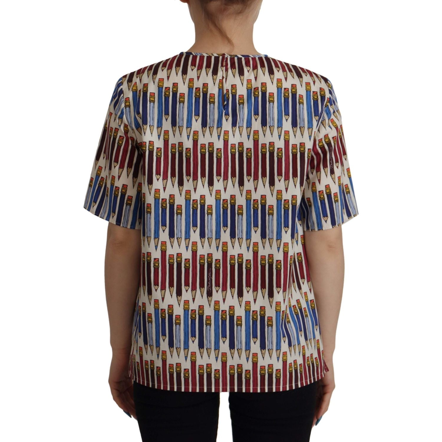 بلوزة دولتشي آند غابانا أنيقة باللون الأبيض بأكمام قصيرة وطبعة قلم رصاص