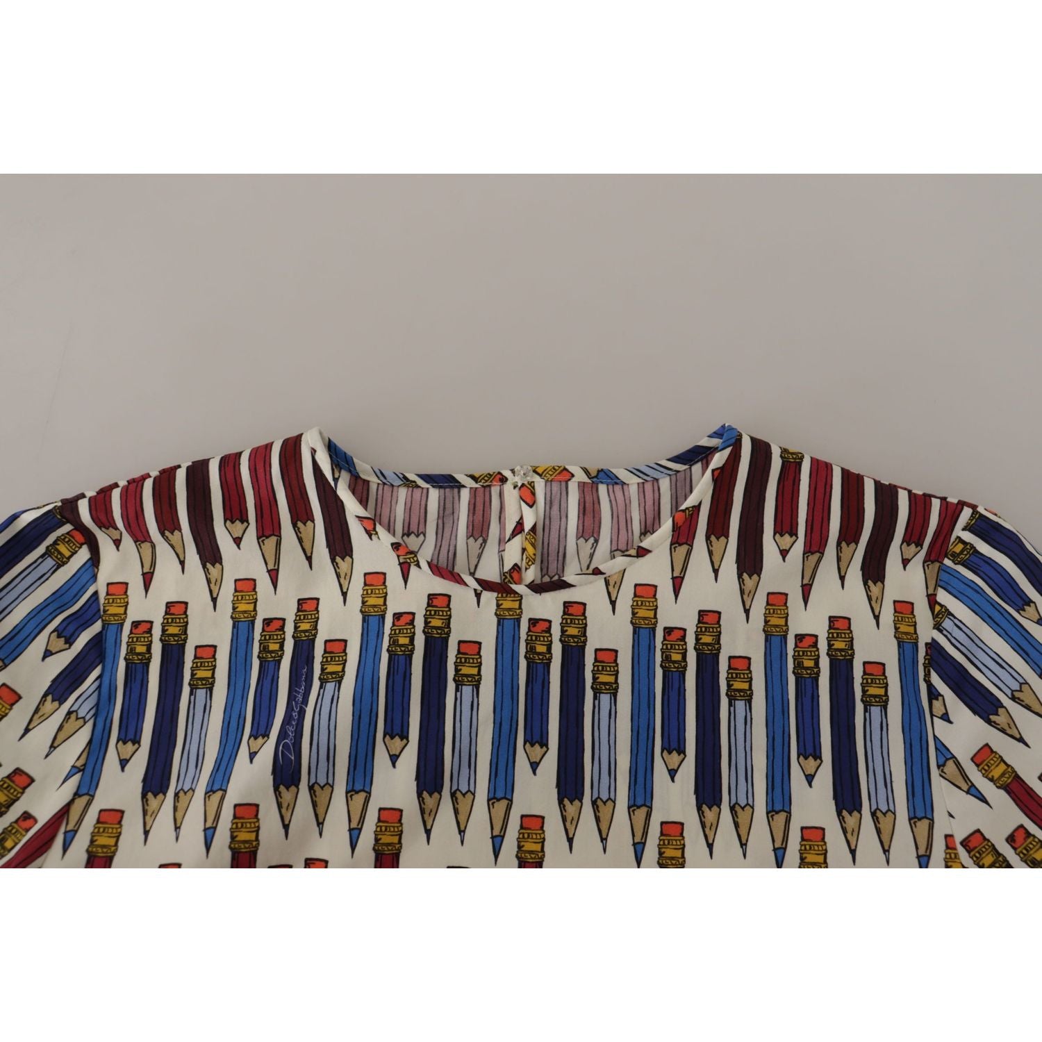 بلوزة دولتشي آند غابانا أنيقة باللون الأبيض بأكمام قصيرة وطبعة قلم رصاص