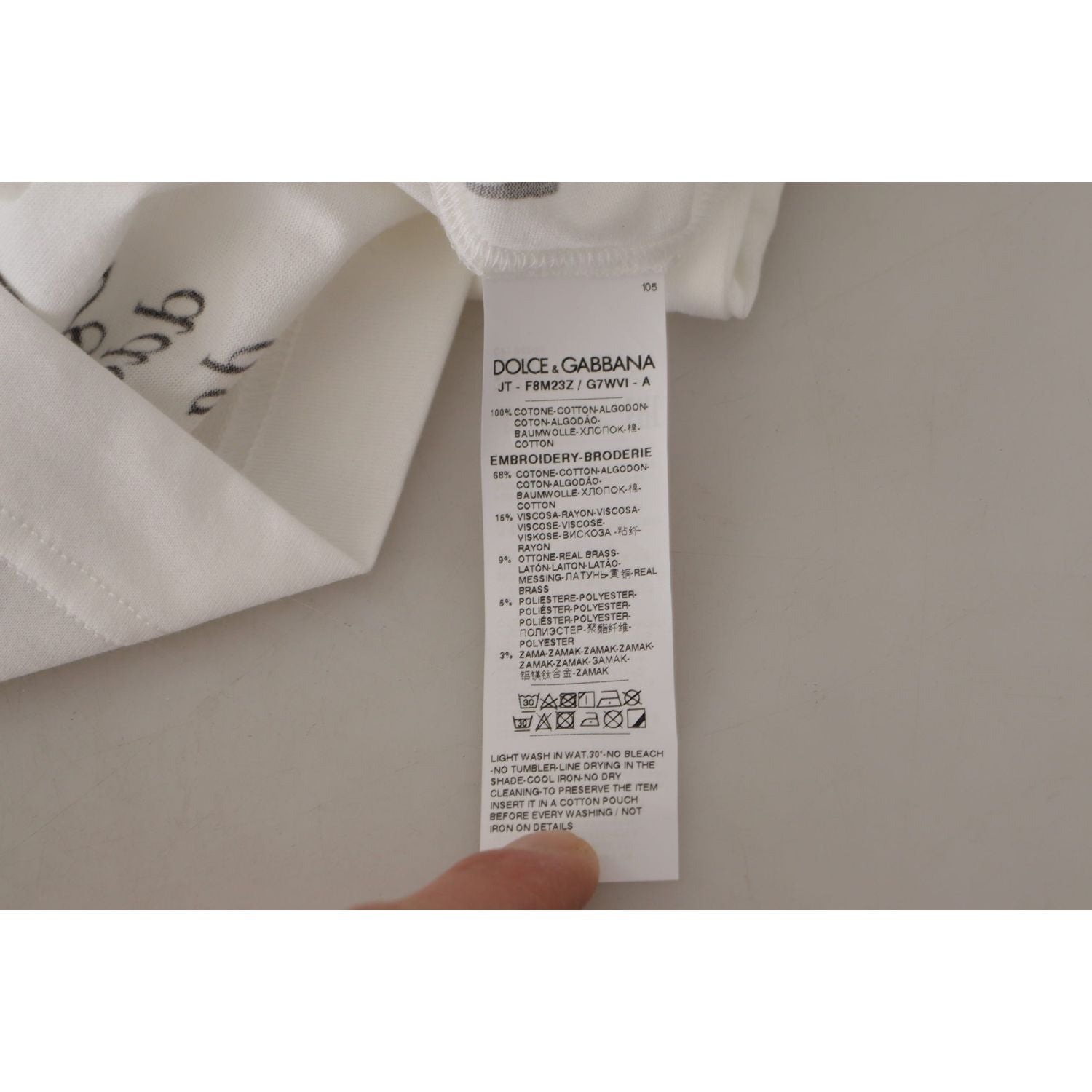 تي شيرت Dolce &amp; Gabbana الأنيق المصنوع من القطن بفتحة رقبة دائرية ومزين بالزهور