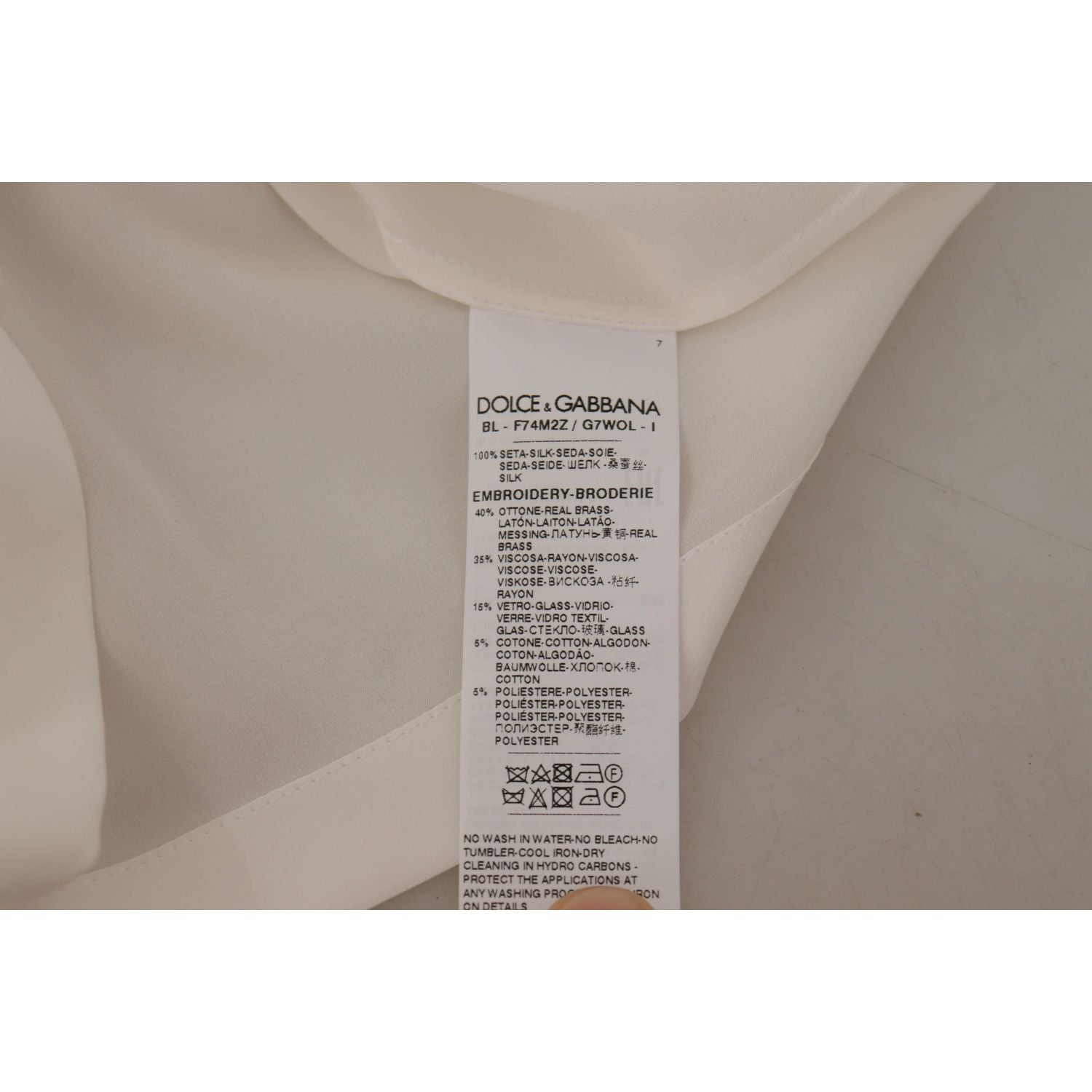 بلوزة دولتشي آند غابانا الحريرية الأنيقة المطرزة بتاج ذهبي