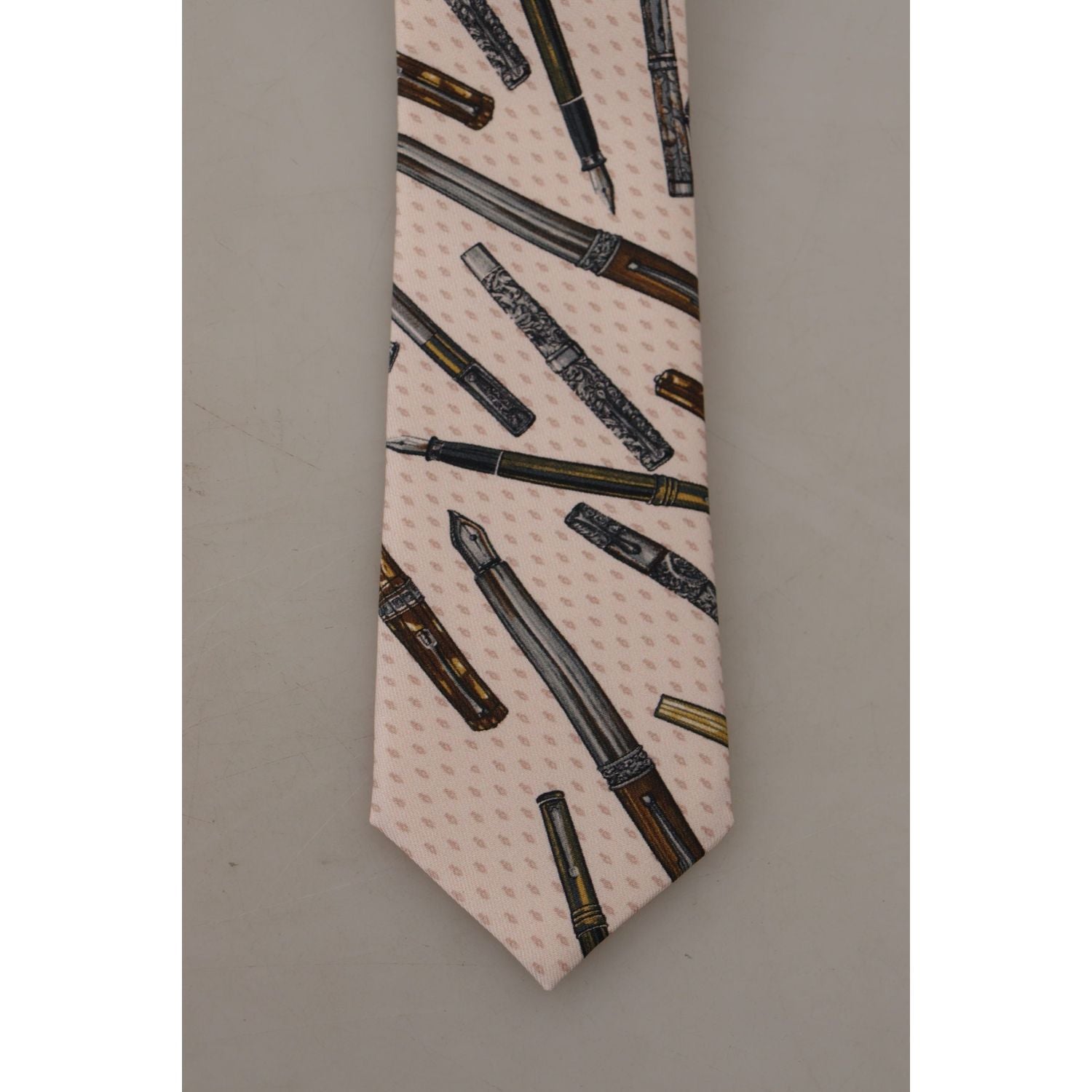 ربطة عنق حريرية أنيقة من دولتشي آند غابانا لأمسيات أنيقة