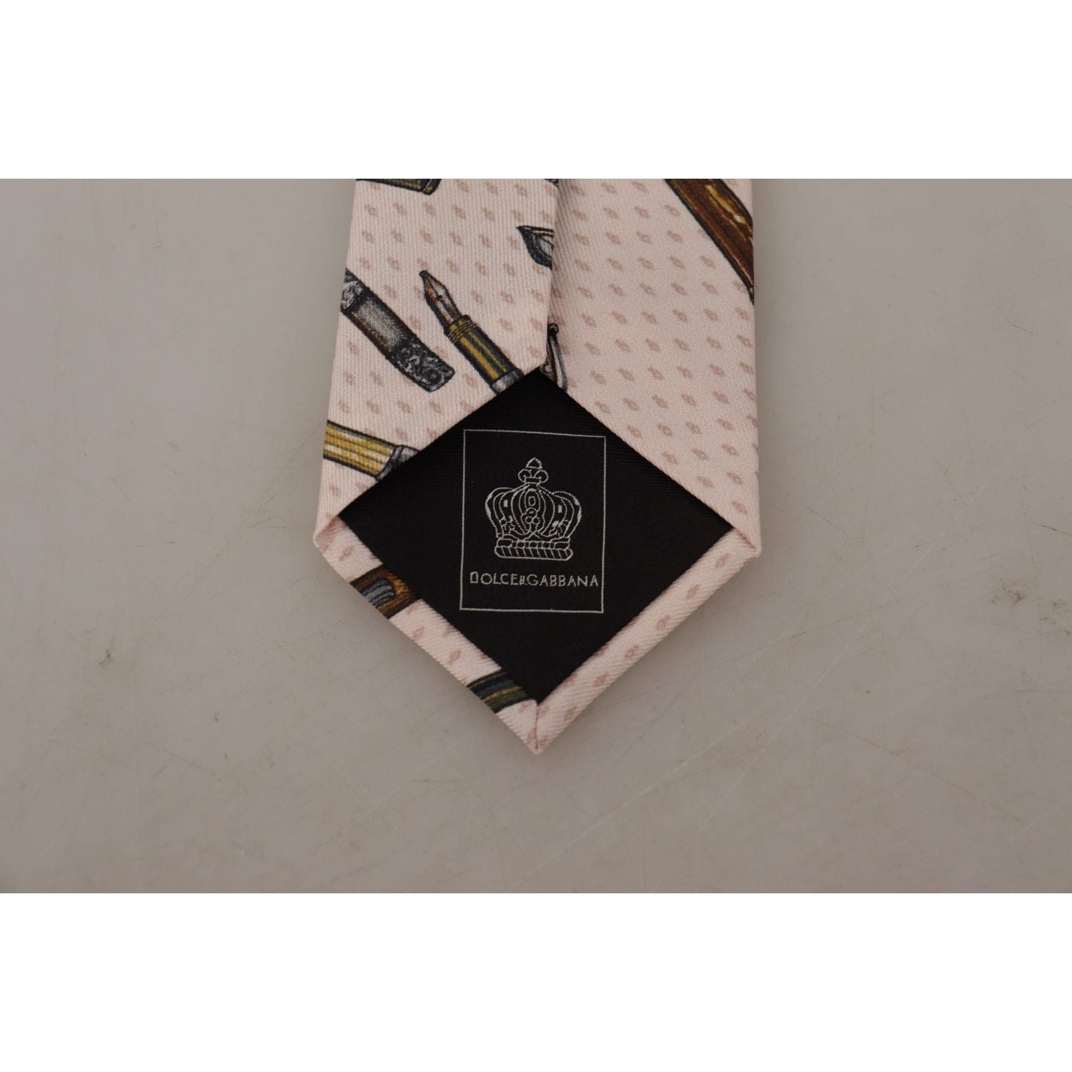 ربطة عنق حريرية أنيقة من دولتشي آند غابانا لأمسيات أنيقة