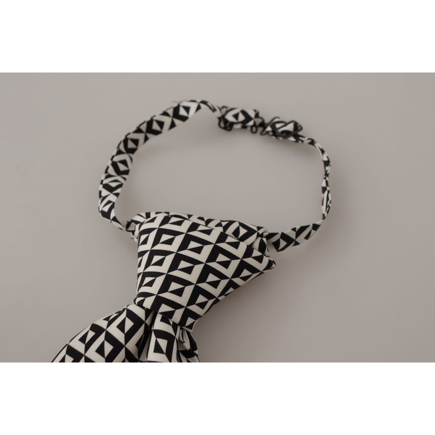 ربطة عنق سوداء أنيقة من الحرير من دولتشي آند غابانا للرجل الأنيق