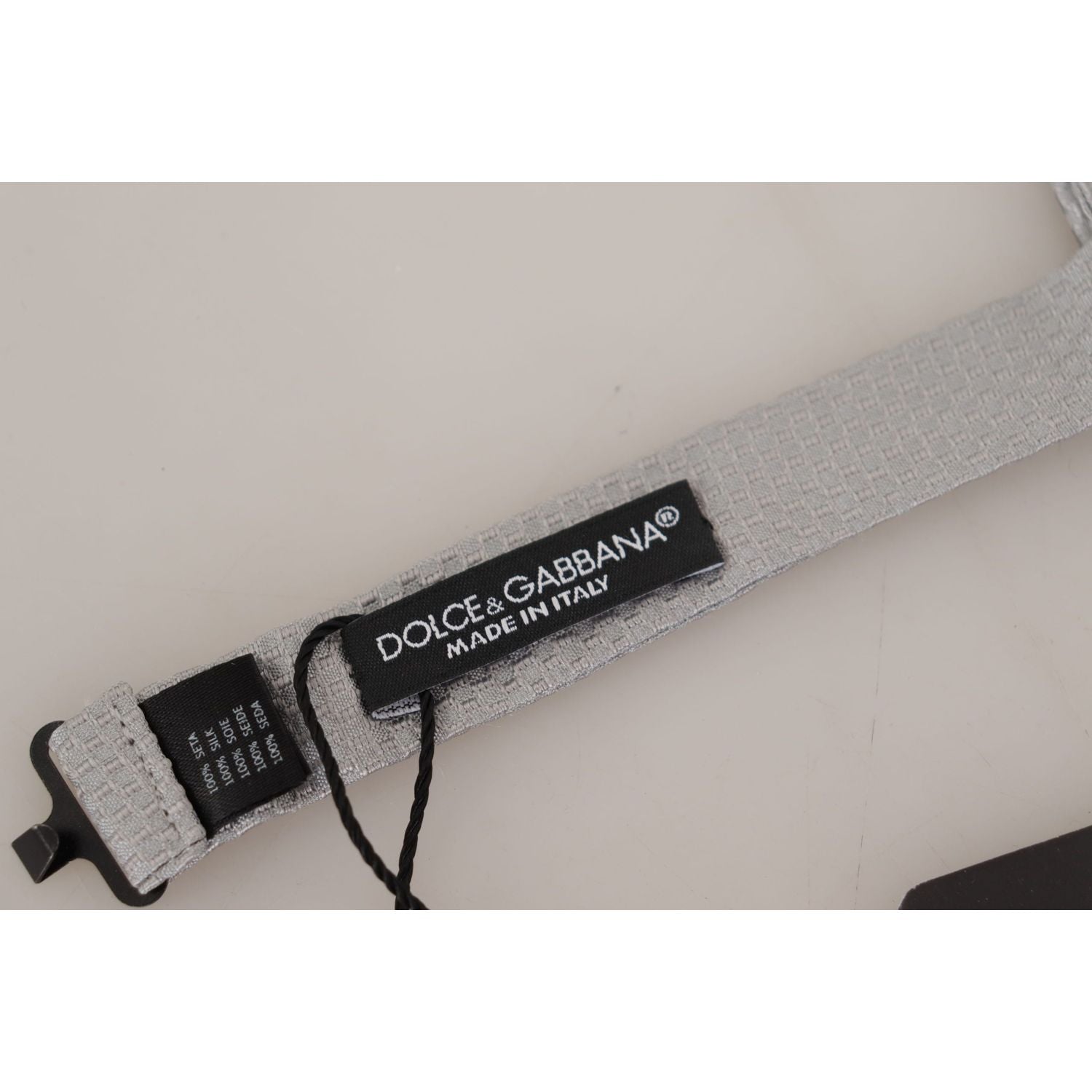 ربطة عنق من الحرير الرمادي الأنيق من دولتشي آند غابانا