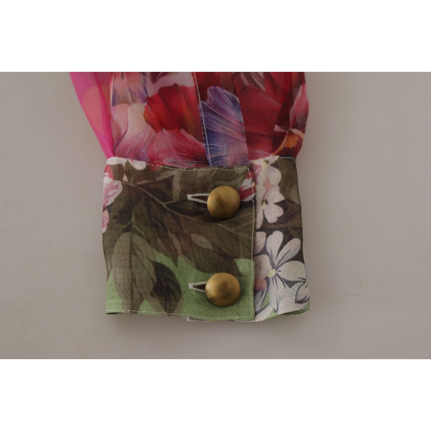 بلوزة دولتشي آند غابانا متعددة الألوان من الحرير بياقة أسكوت