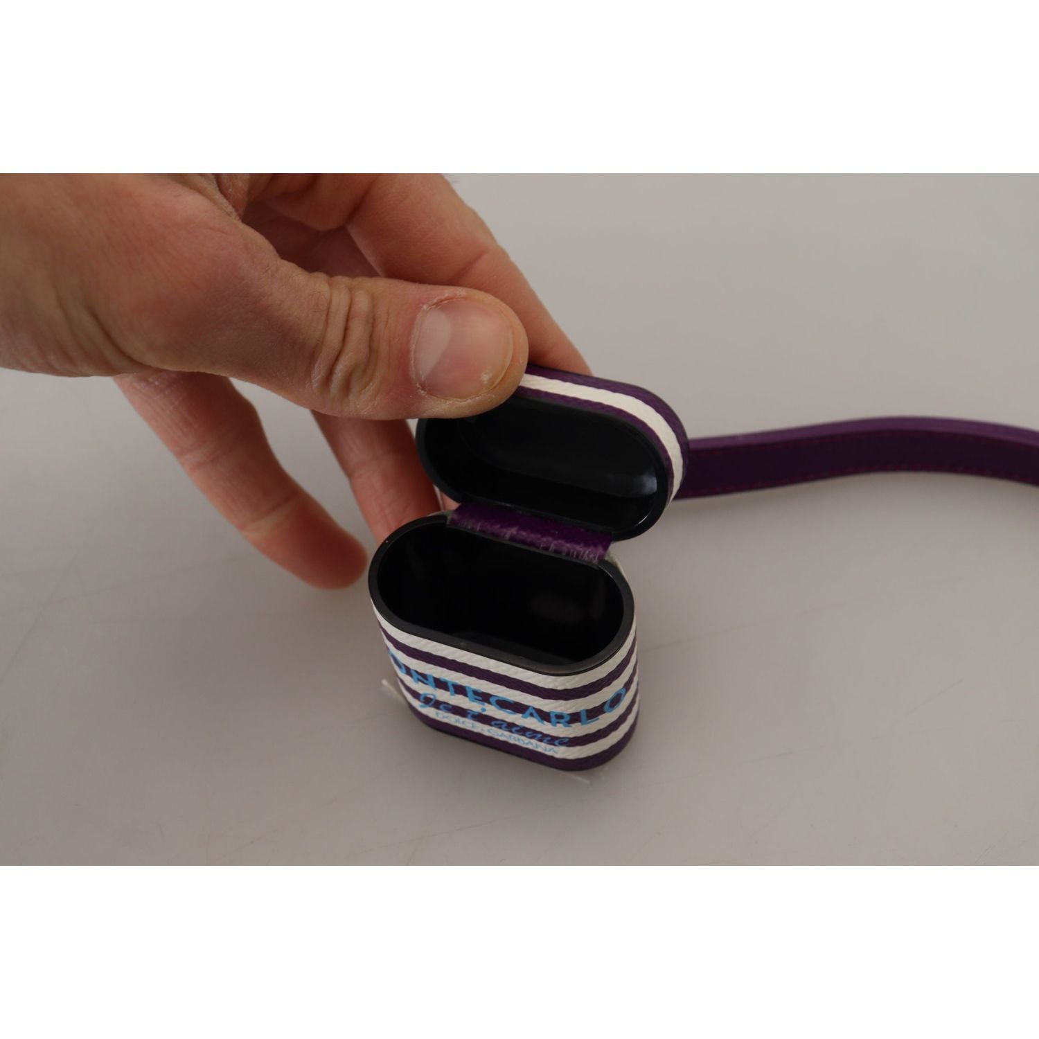 حافظة Airpods جلدية أنيقة باللون الأرجواني من Dolce &amp; Gabbana