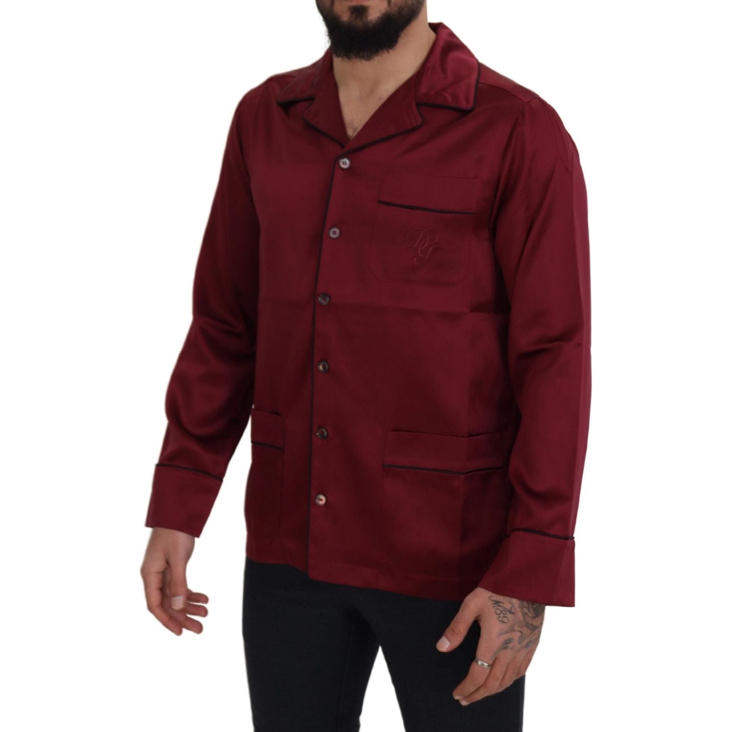 بيجامة نوم أنيقة من الحرير باللون الأحمر من دولتشي آند غابانا