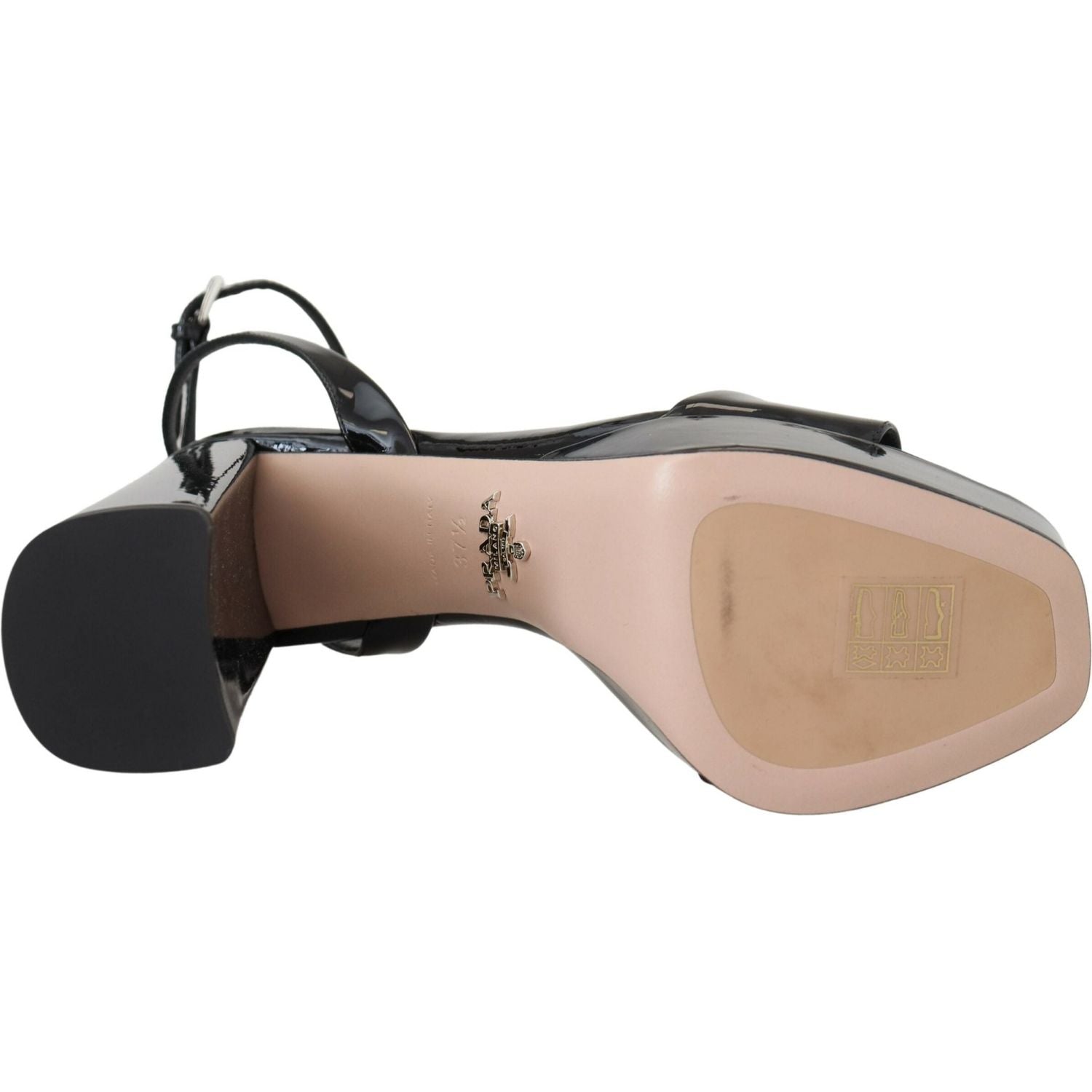 برادا - عززي أناقتك مع أحذية الكعب العالي باللون الأسود اللامع