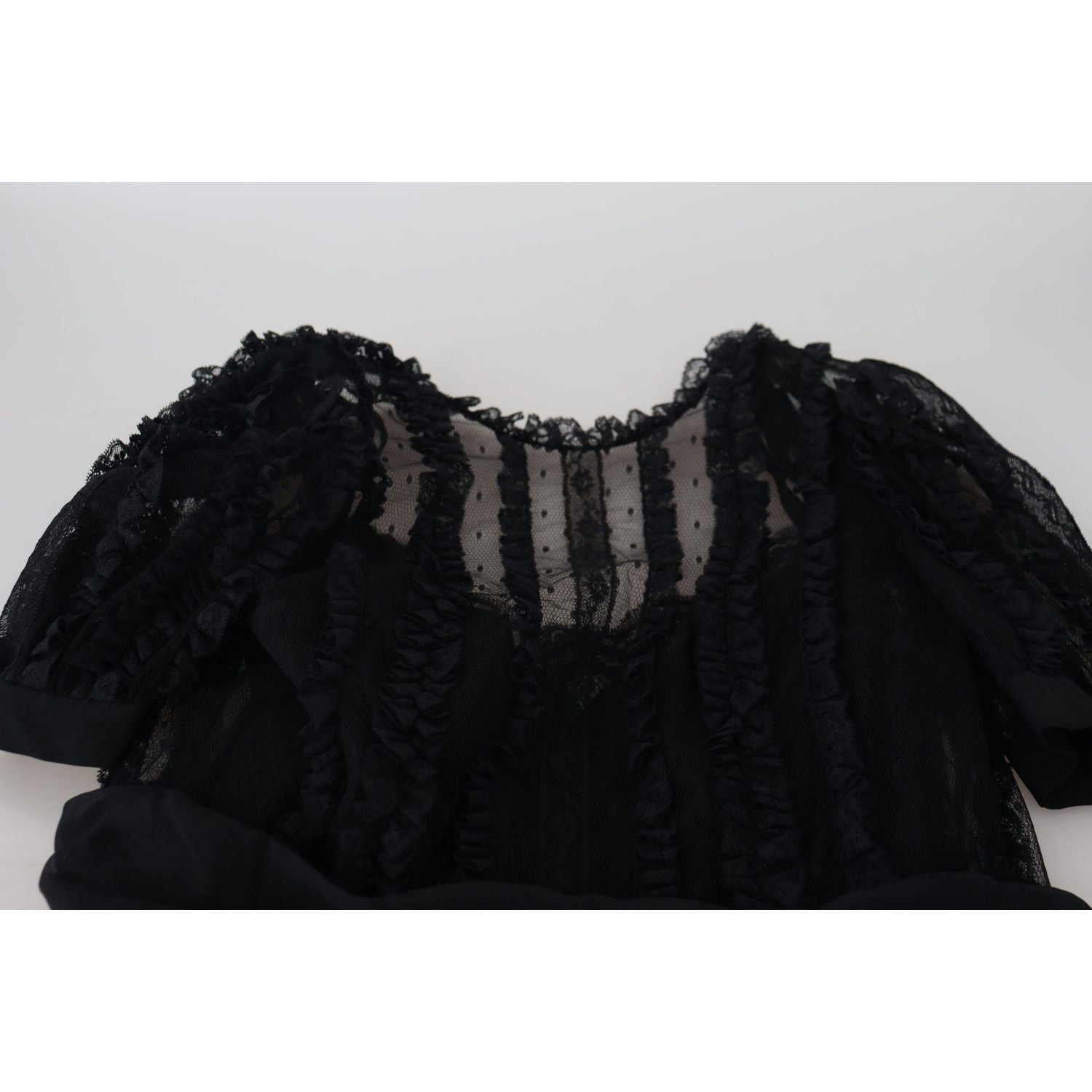 فستان قصير أنيق من دولتشي آند غابانا بتفاصيل من الدانتيل