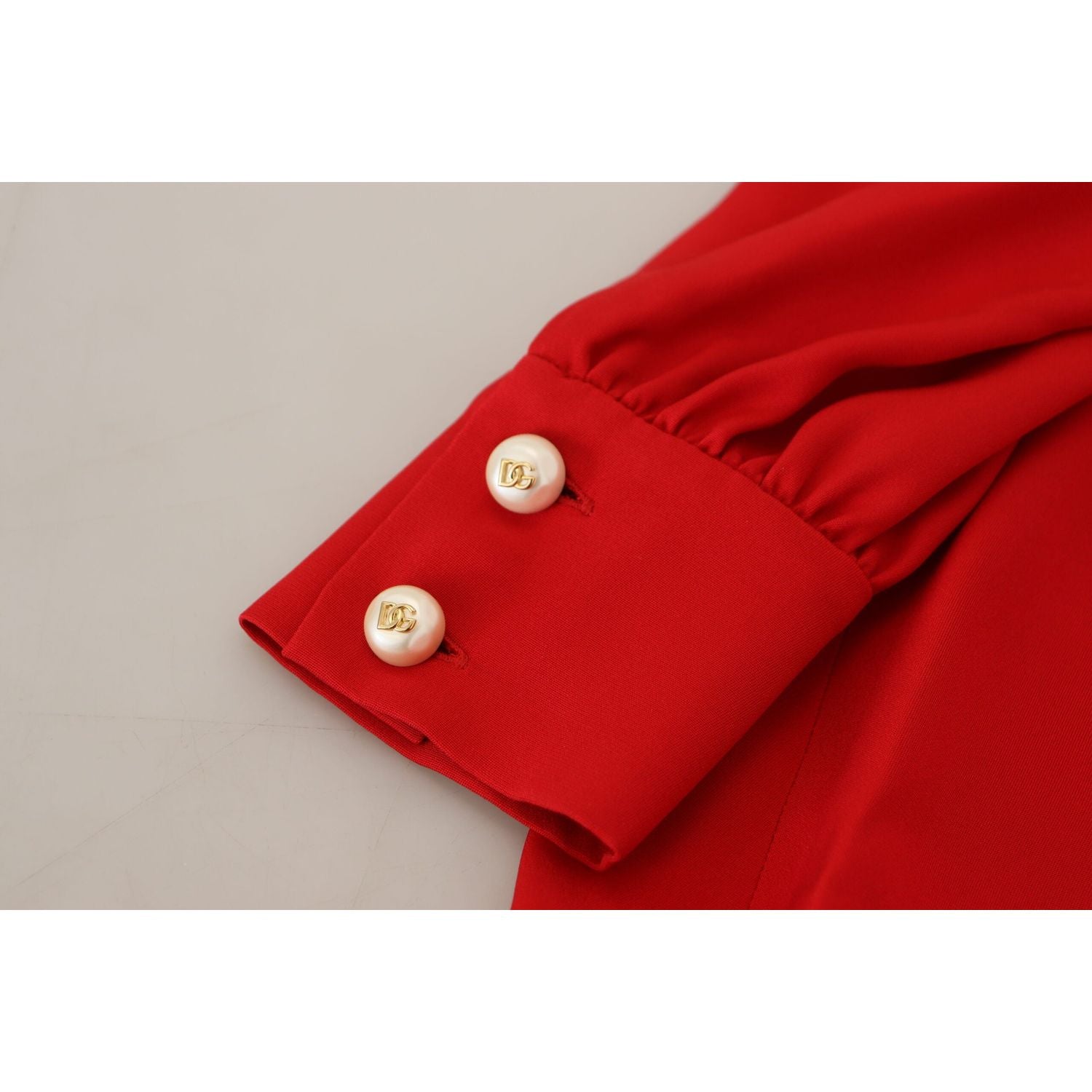 فستان دولتشي آند غابانا الأنيق من الحرير الأحمر بطول الركبة