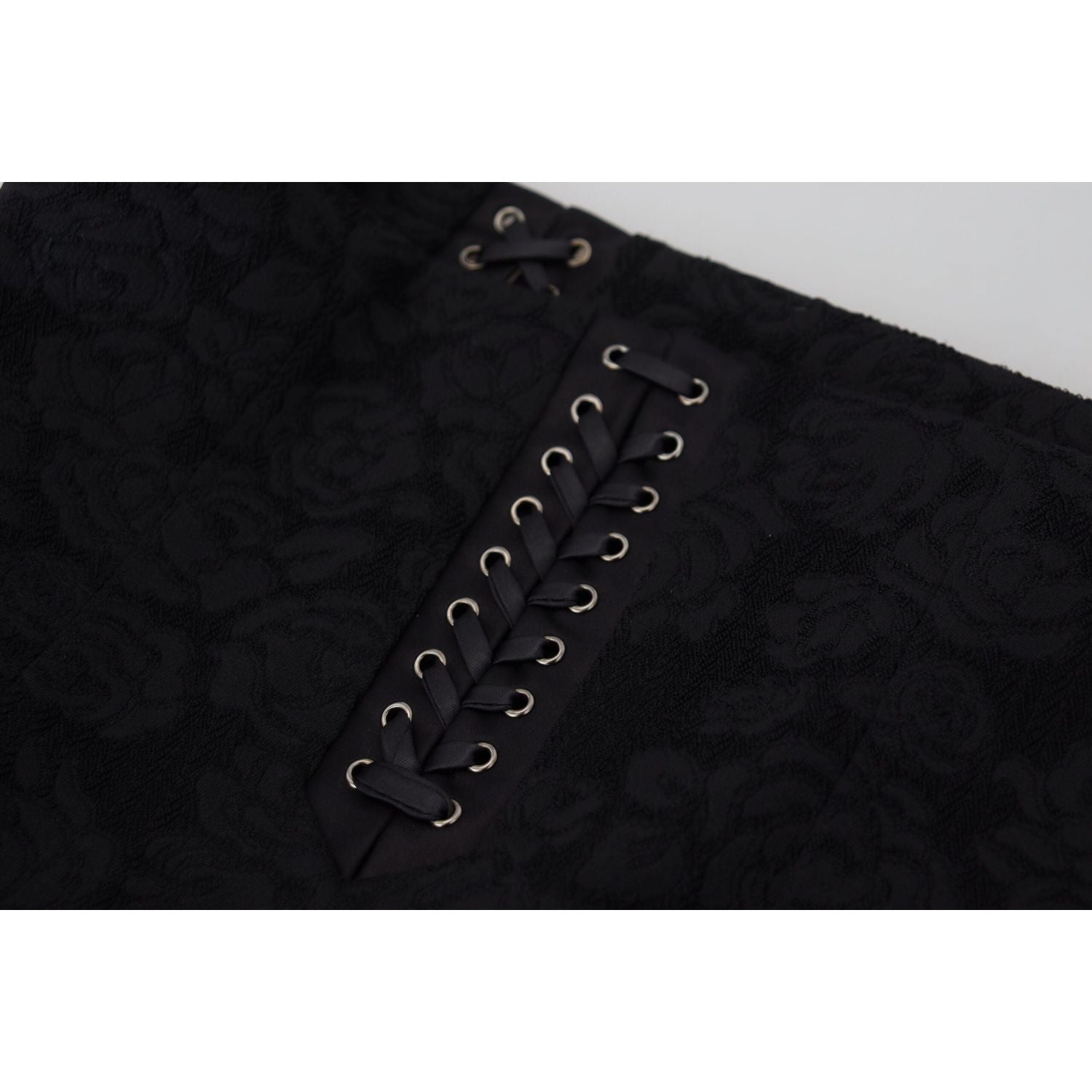 تنورة دولتشي آند غابانا الأنيقة ذات الخصر العالي والمبطنة بالحرير باللون الأسود