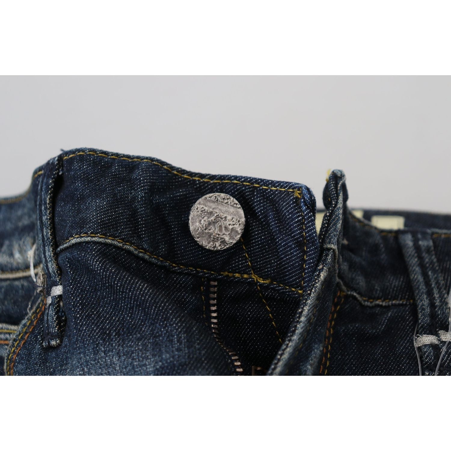 بنطلون جينز أنيق بقصّة Slim Fit وخصر منخفض