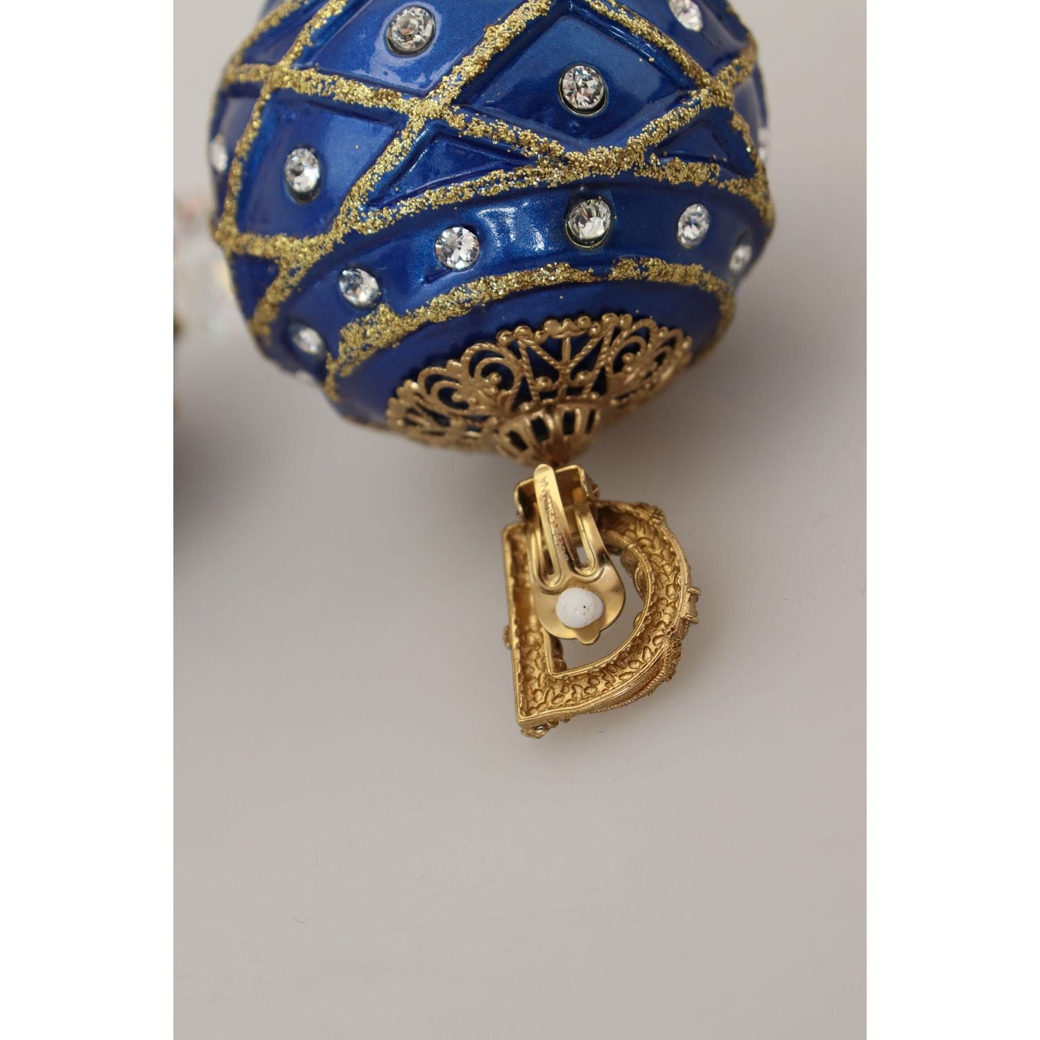 أقراط دولتشي آند غابانا الأنيقة المتدلية على شكل كرة كريستالية لعيد الميلاد