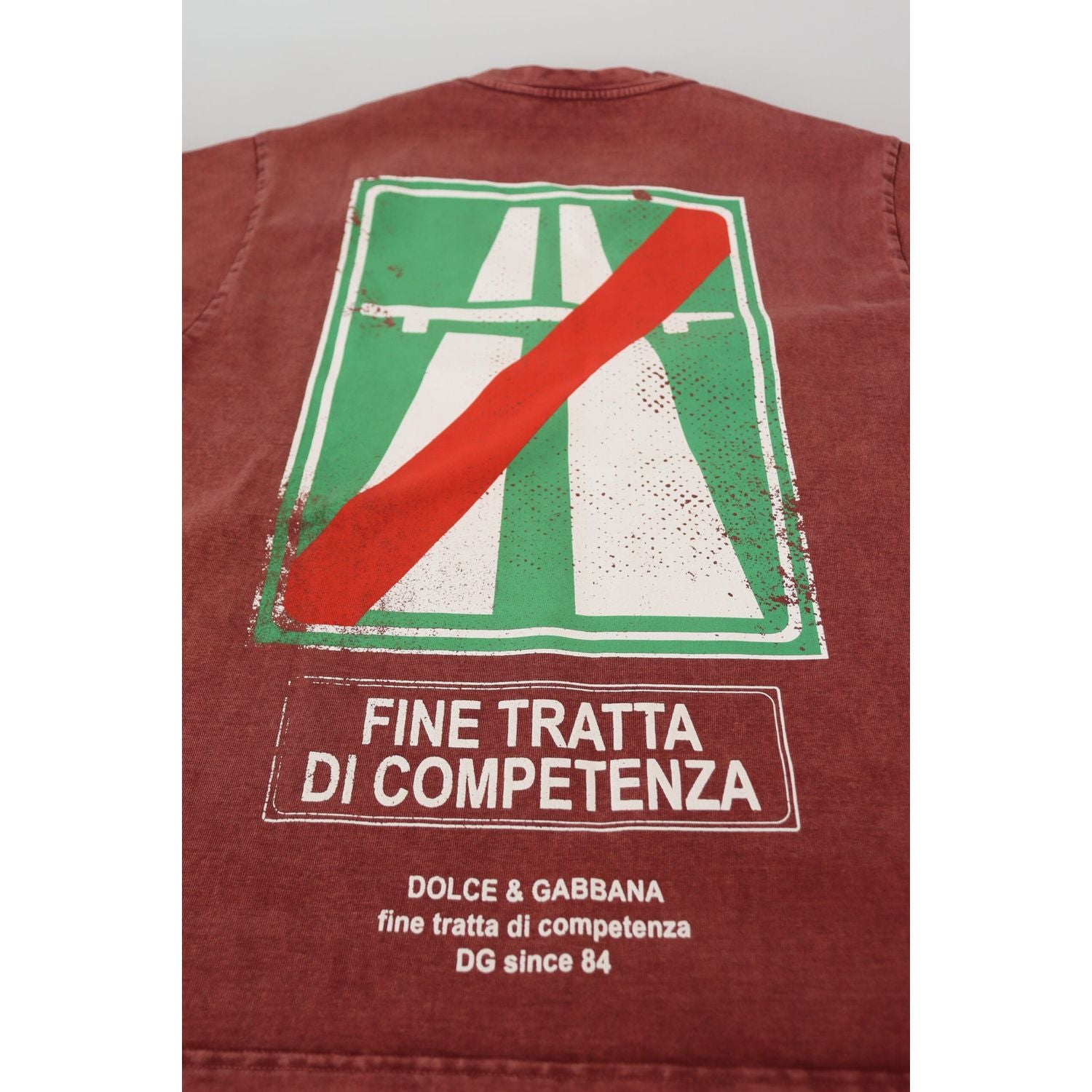 تي شيرت قطني أنيق مطبوع باللون العنابي من دولتشي آند غابانا