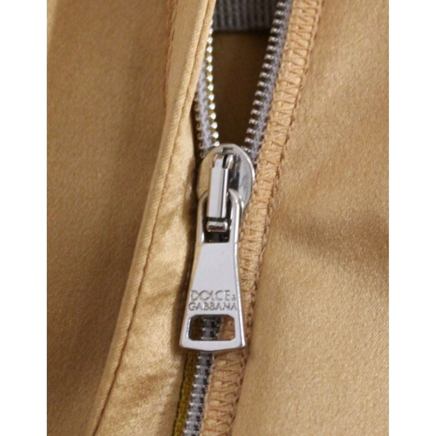 فستان دولتشي آند غابانا الأنيق من الحرير البرونزي بطول الركبة