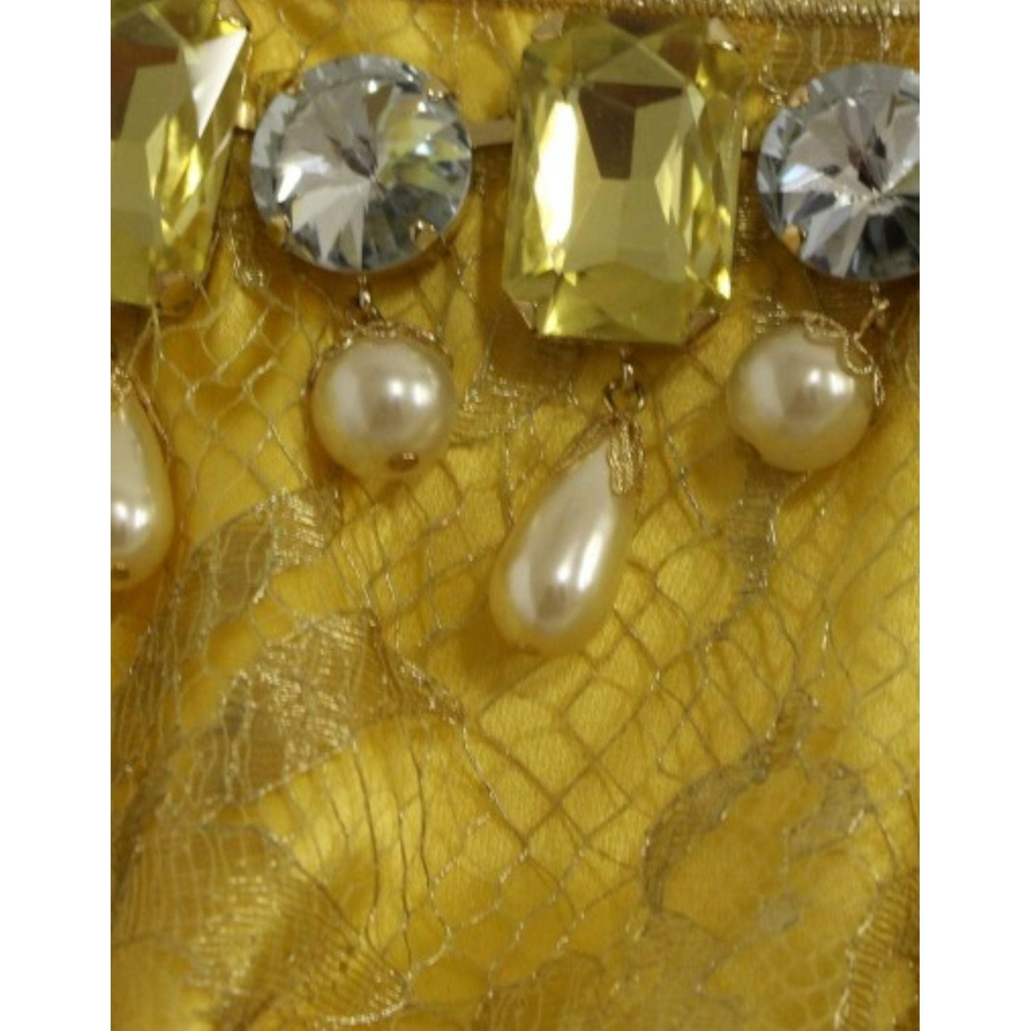 فستان قصير من الدانتيل الأصفر مزين بالكريستال من دولتشي آند غابانا