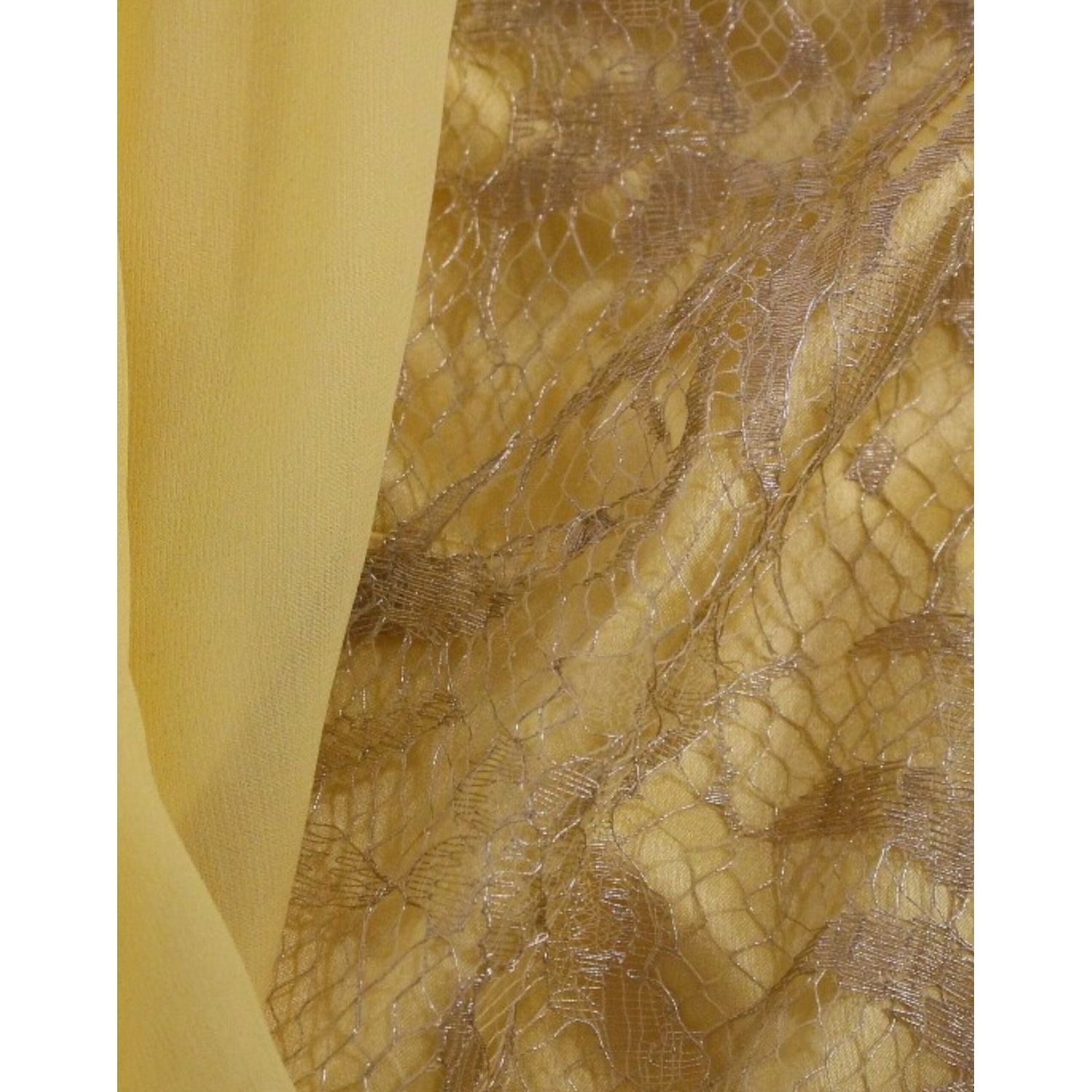 فستان قصير من الدانتيل الأصفر مزين بالكريستال من دولتشي آند غابانا