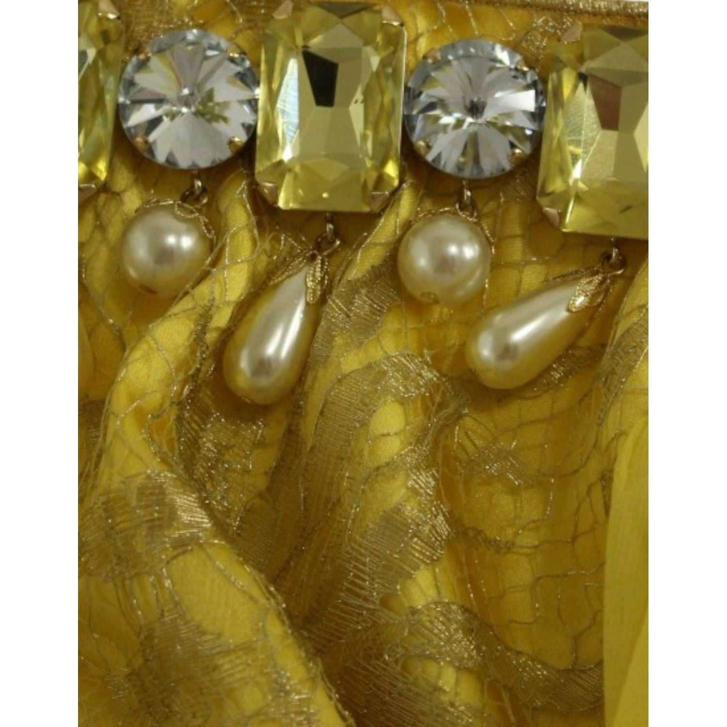 فستان قصير من الدانتيل الأصفر مزين بالكريستال من دولتشي آند غابانا