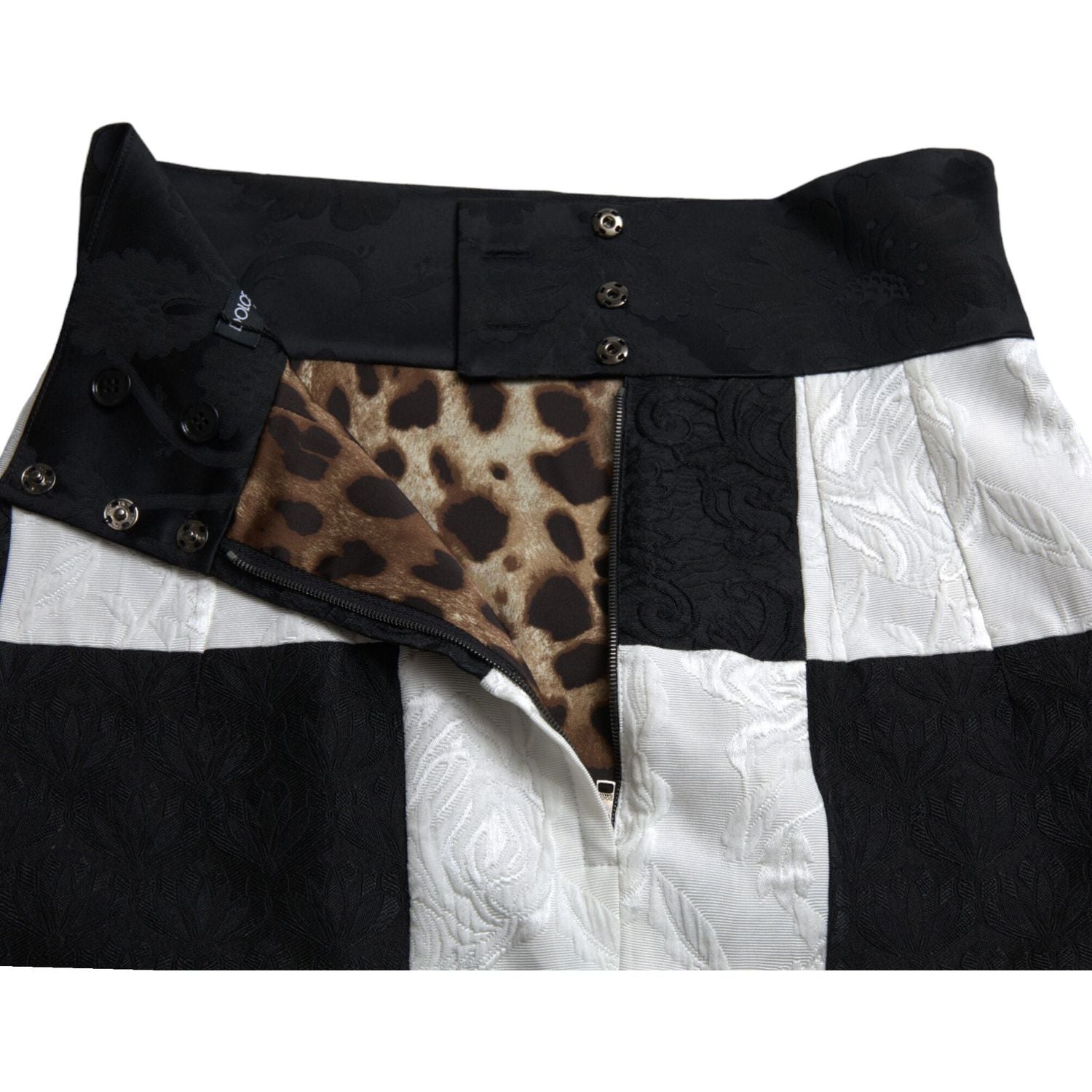 تنورة قصيرة أنيقة مزينة بالزهور من دولتشي آند غابانا بخصر مرتفع