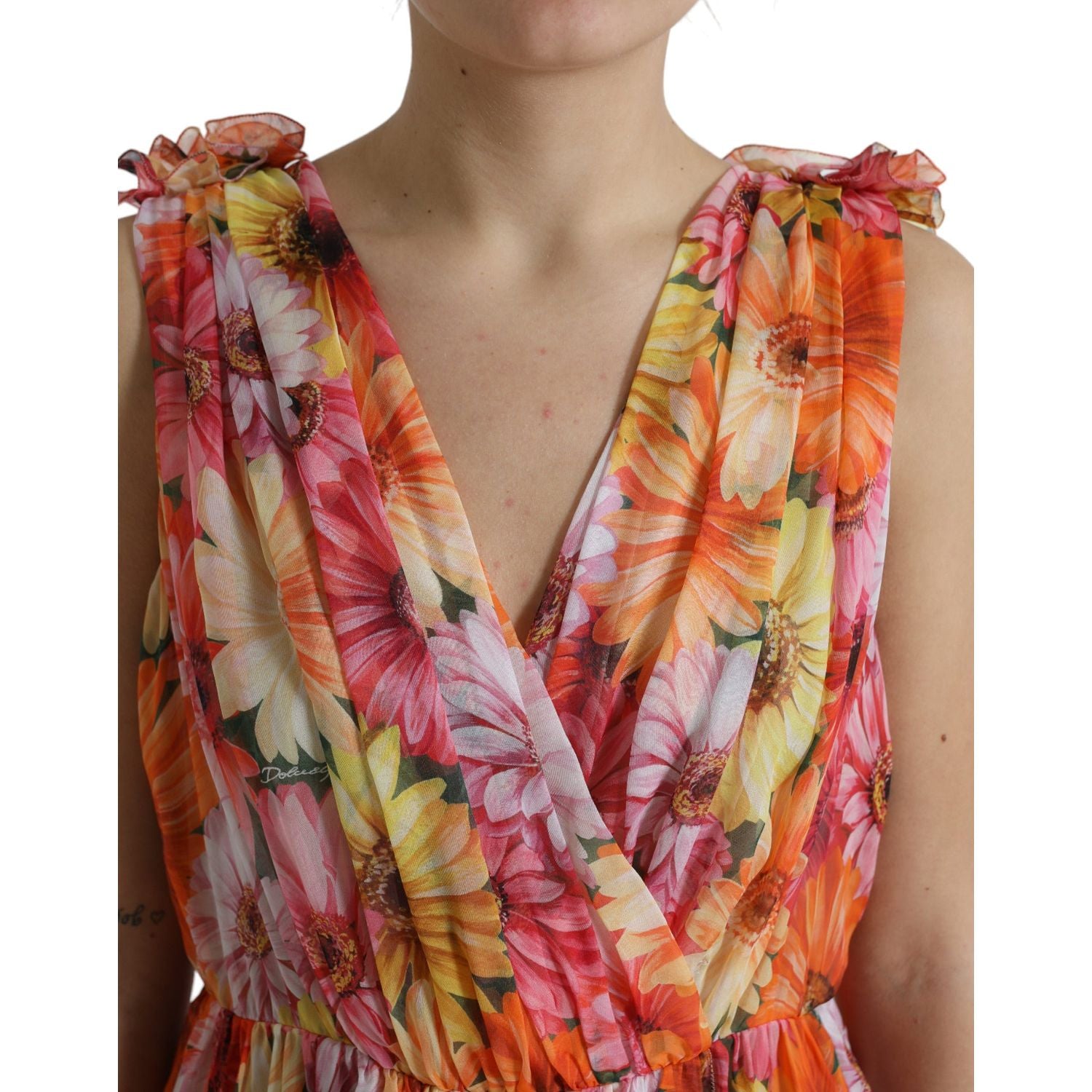 فستان حريري متوسط ​​الطول من دولتشي آند غابانا بطبعة زهور أنيقة مع رقبة على شكل حرف V