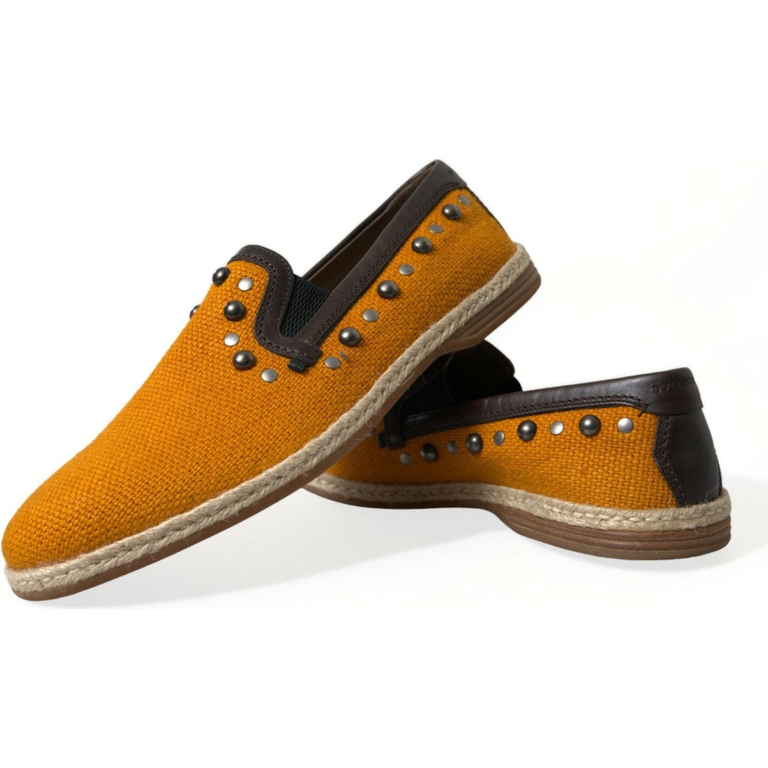 حذاء قماشي برتقالي حصري من دولتشي آند غابانا مع مسامير