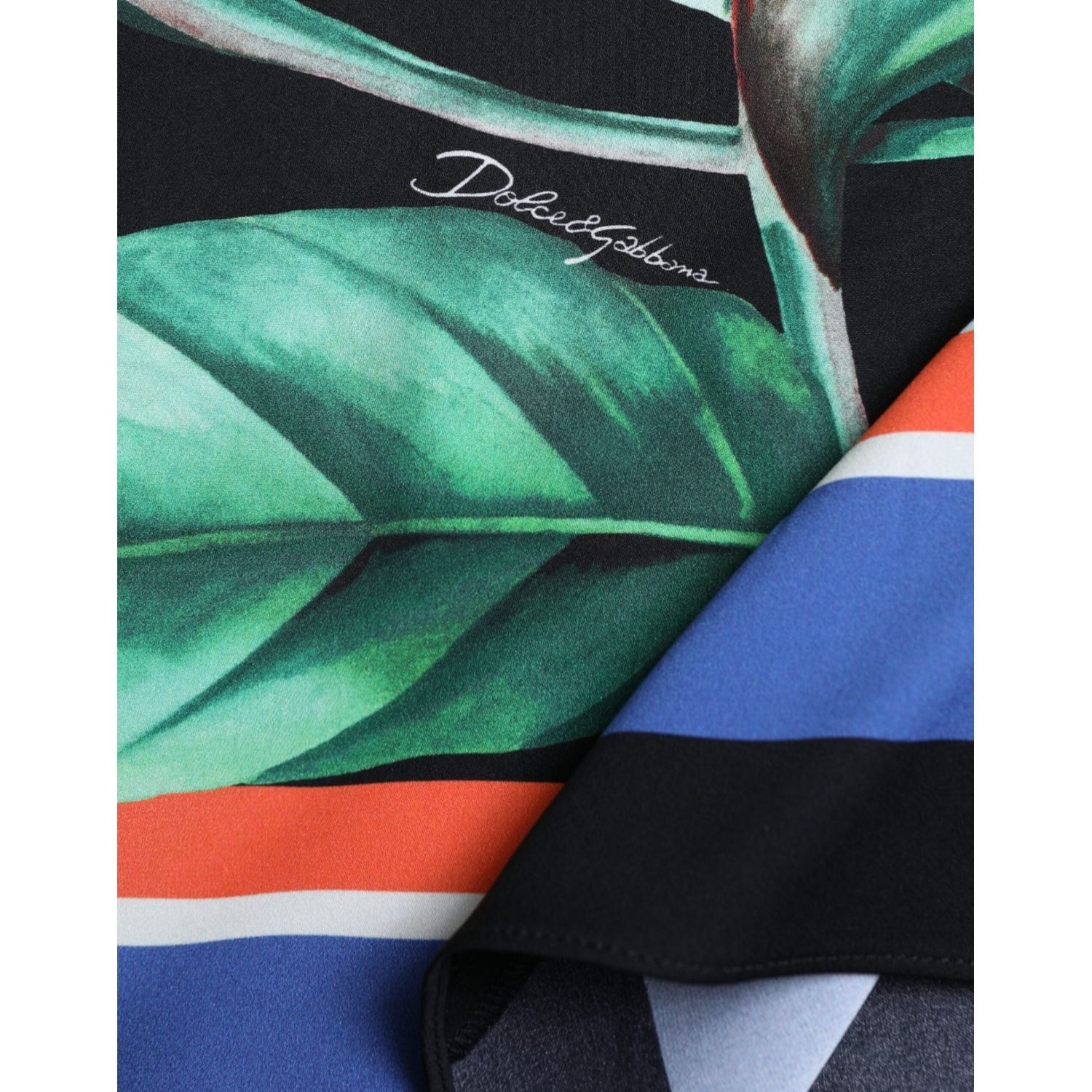 تنورة ميدي أنيقة من دولتشي آند غابانا بخصر مرتفع ومزينة بالزهور