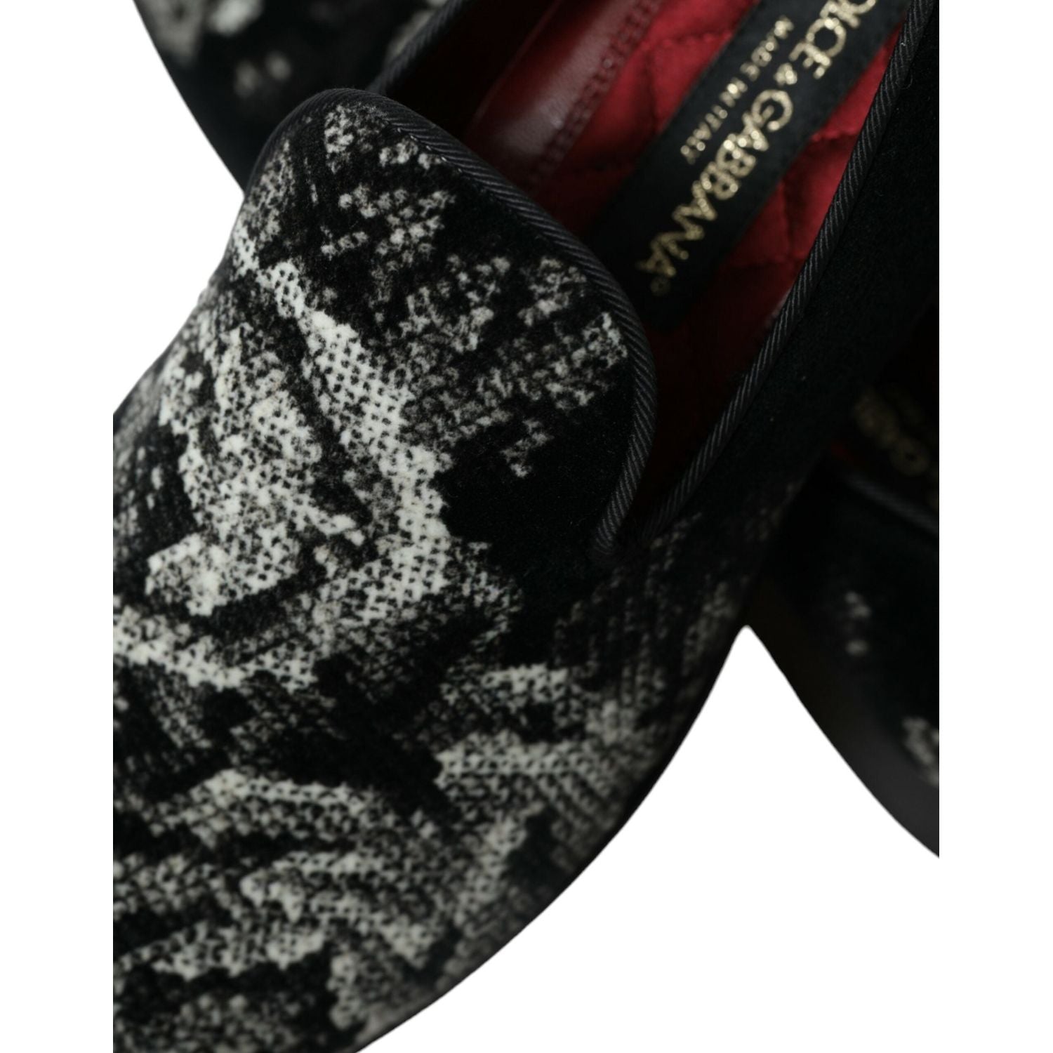 حذاء دولتشي آند غابانا الأنيق المصنوع من المخمل والمزين بالزهور