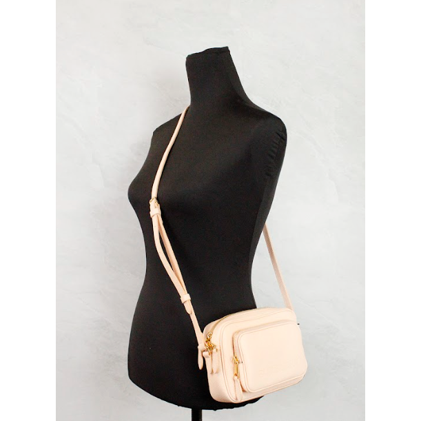 حقيبة كروس بودي صغيرة من الجلد باللون الخوخي الوردي من ماركة بربري