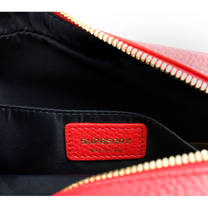 حقيبة كروس بودي صغيرة من الجلد باللون الأحمر الفاتح تحمل علامة بربري التجارية