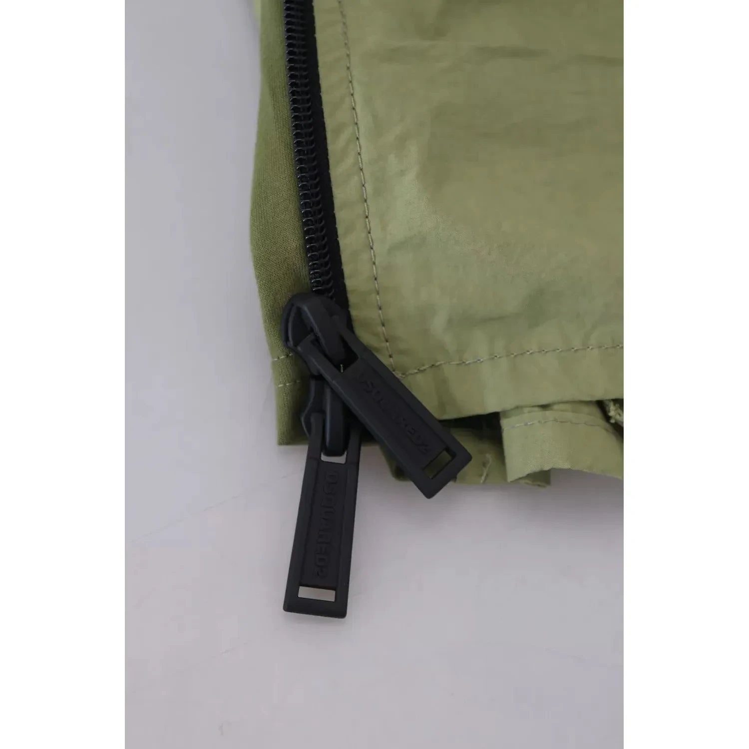 شورت قصير من القطن باللون الأخضر من Dsquared² بخصر متوسط ​​وسلك سحب