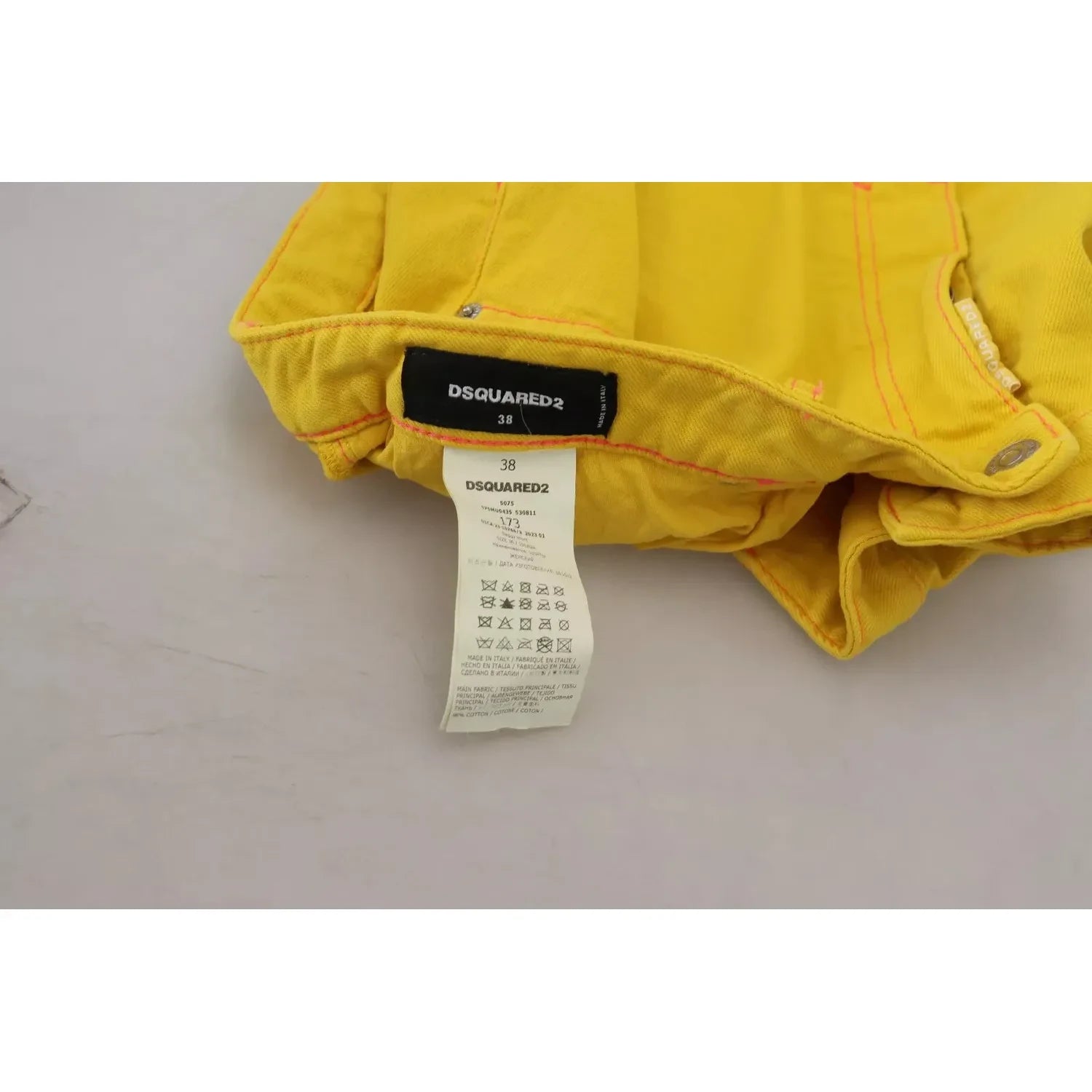 شورت قصير فضفاض بخصر مرتفع من القطن باللون الأصفر للنساء من Dsquared²