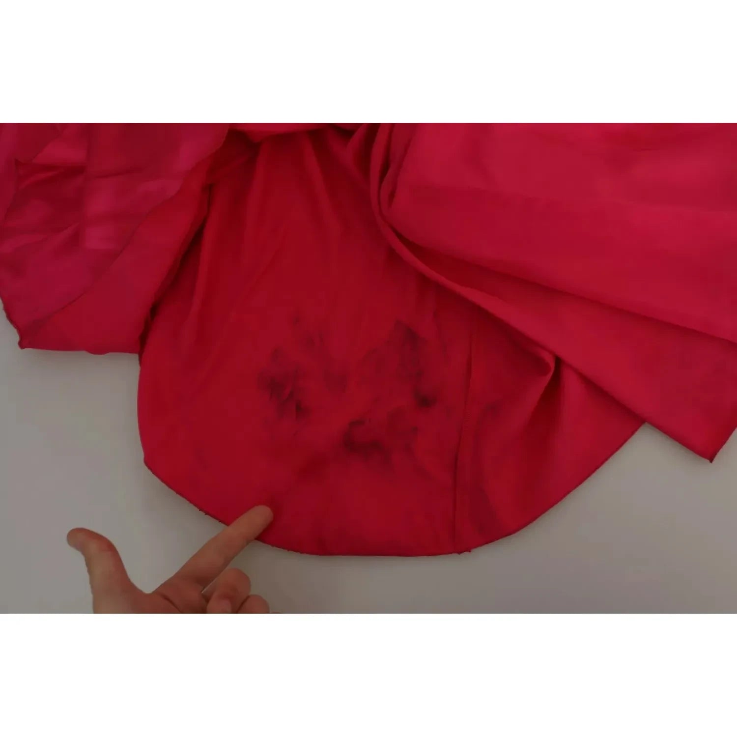 فستان دولتشي آند غابانا متوسط ​​الطول بقصّة ضيقة وكتف واحد باللون الفوشيا