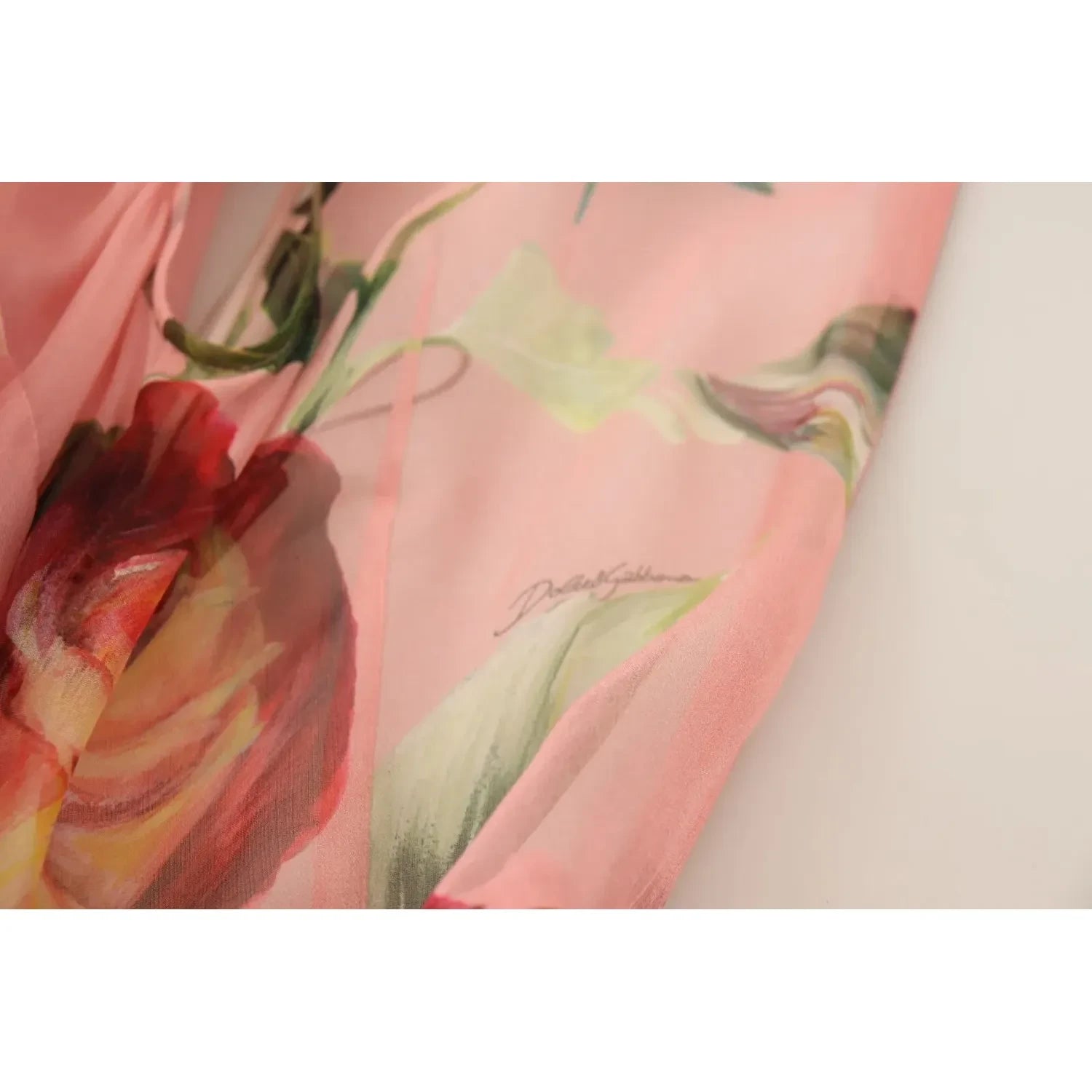 فستان ماكسي متعدد الطبقات بطبعات الأزهار من دولتشي آند غابانا باللون الوردي