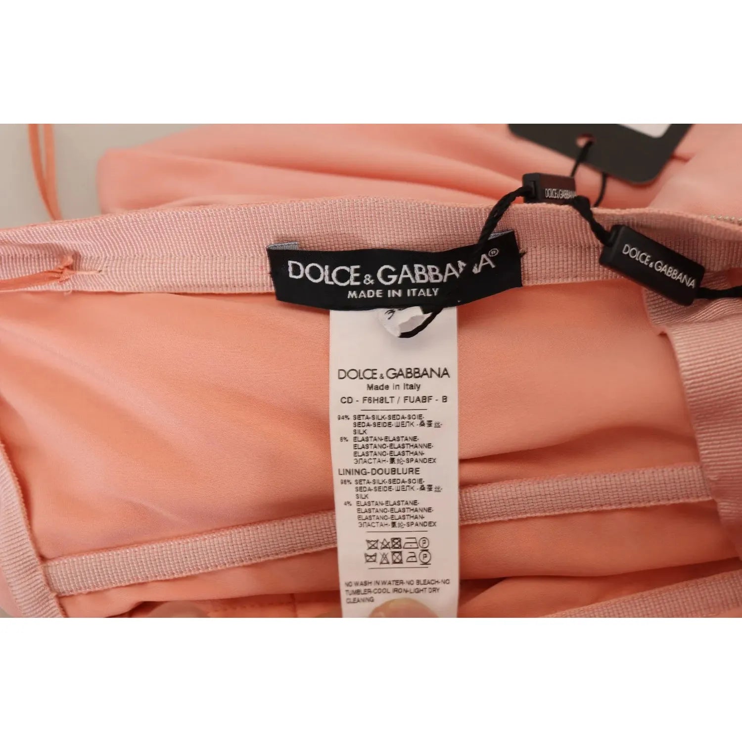 فستان دولتشي آند غابانا الوردي الحريري المرن بدون حمالات