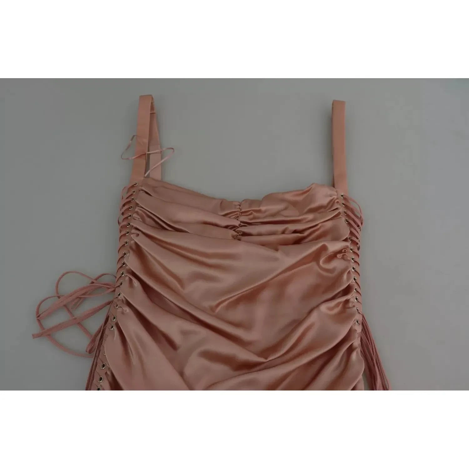 فستان دولتشي آند غابانا الوردي ذو الخصر المنخفض وقصة ضيقة