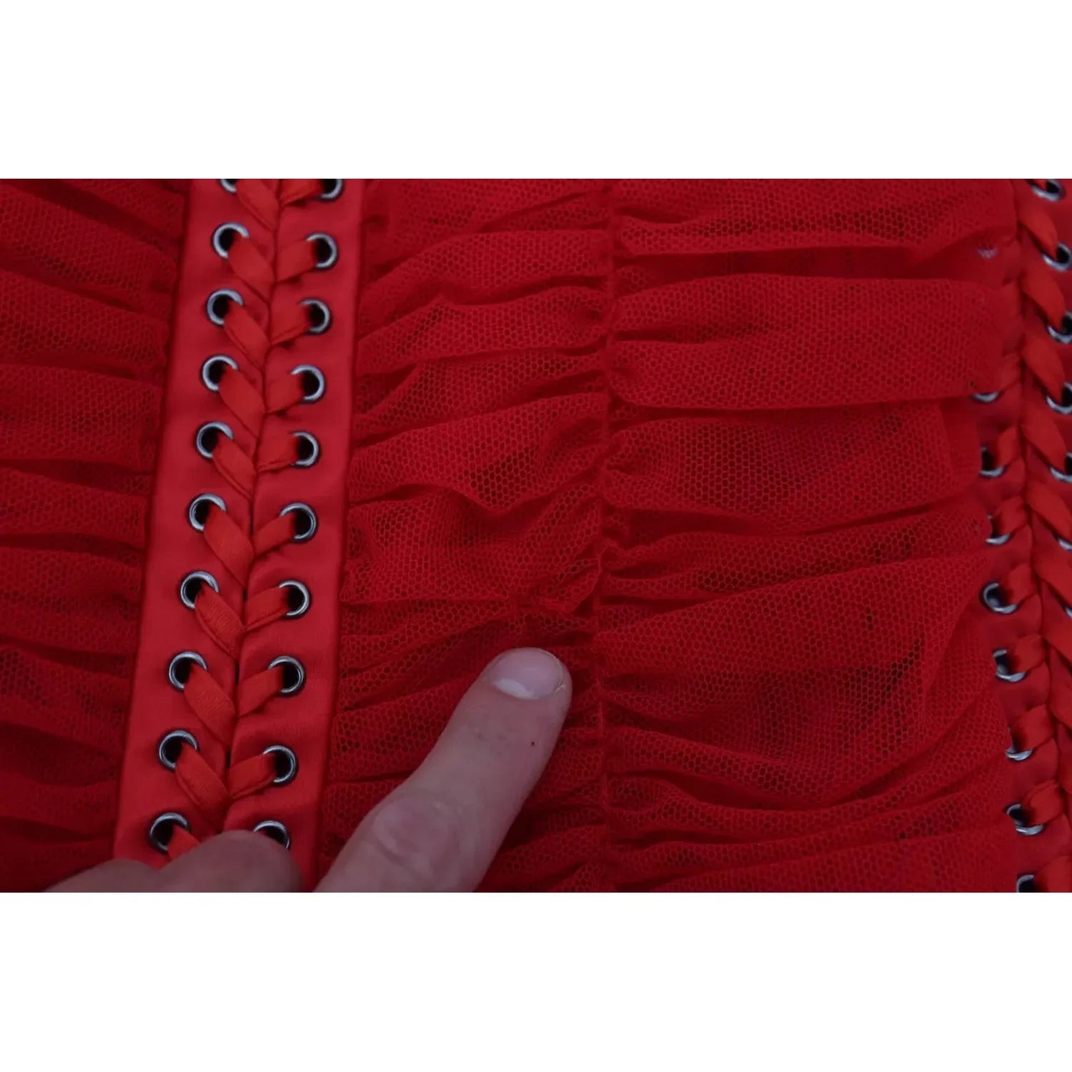 فستان دولتشي آند غابانا متوسط ​​الطول بقصّة ضيقة وحواف شبكية باللون الأحمر