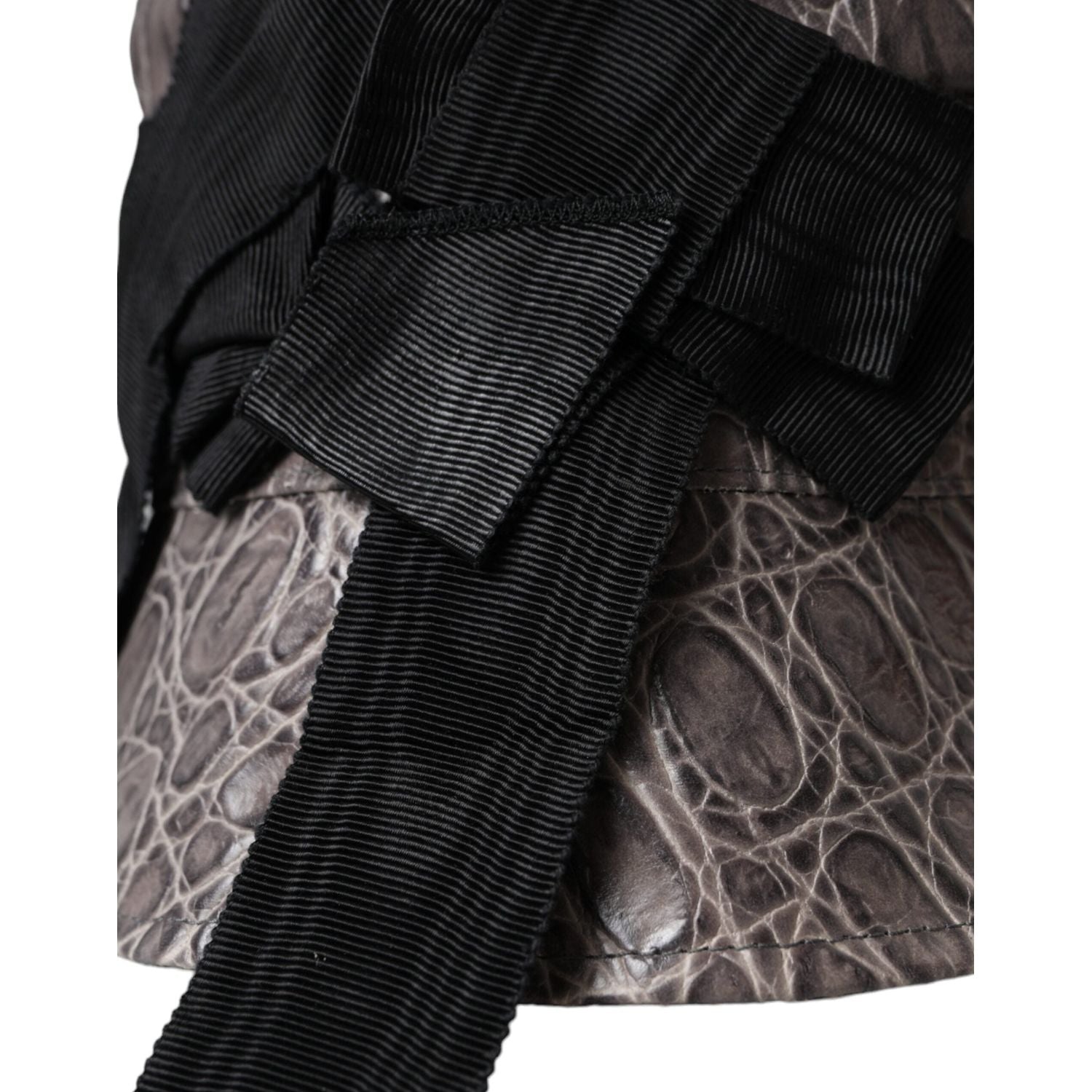 قبعة دلو جلدية منقوشة باللونين الأسود والرمادي من دولتشي آند غابانا