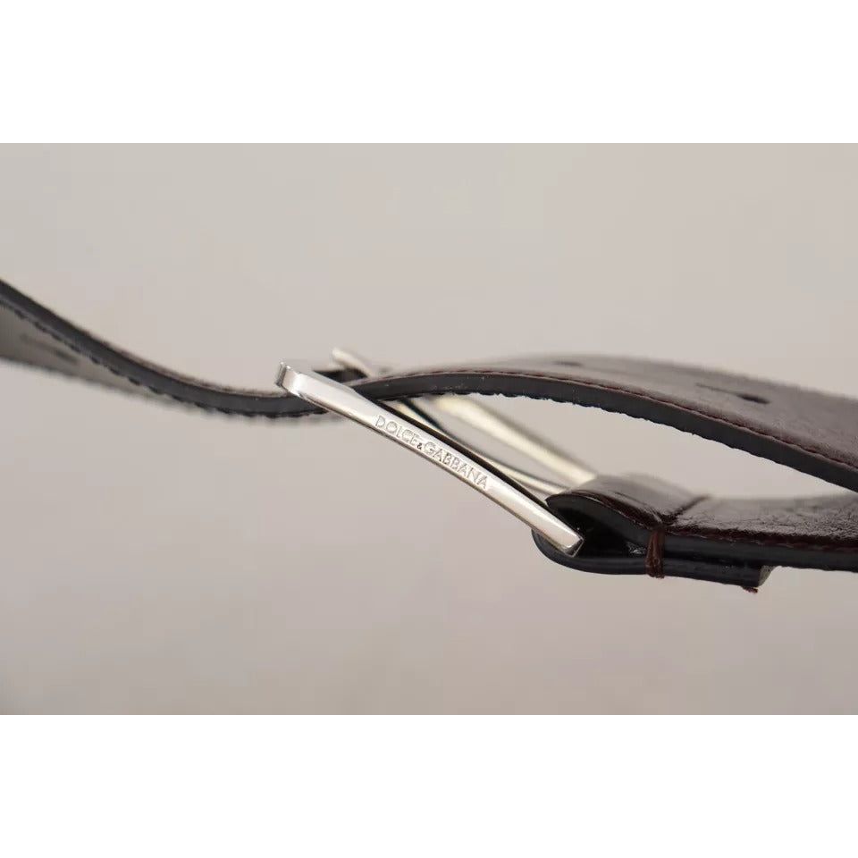 حزام دولتشي آند غابانا من الجلد البني الداكن مع مشبك معدني منقوش عليه شعار