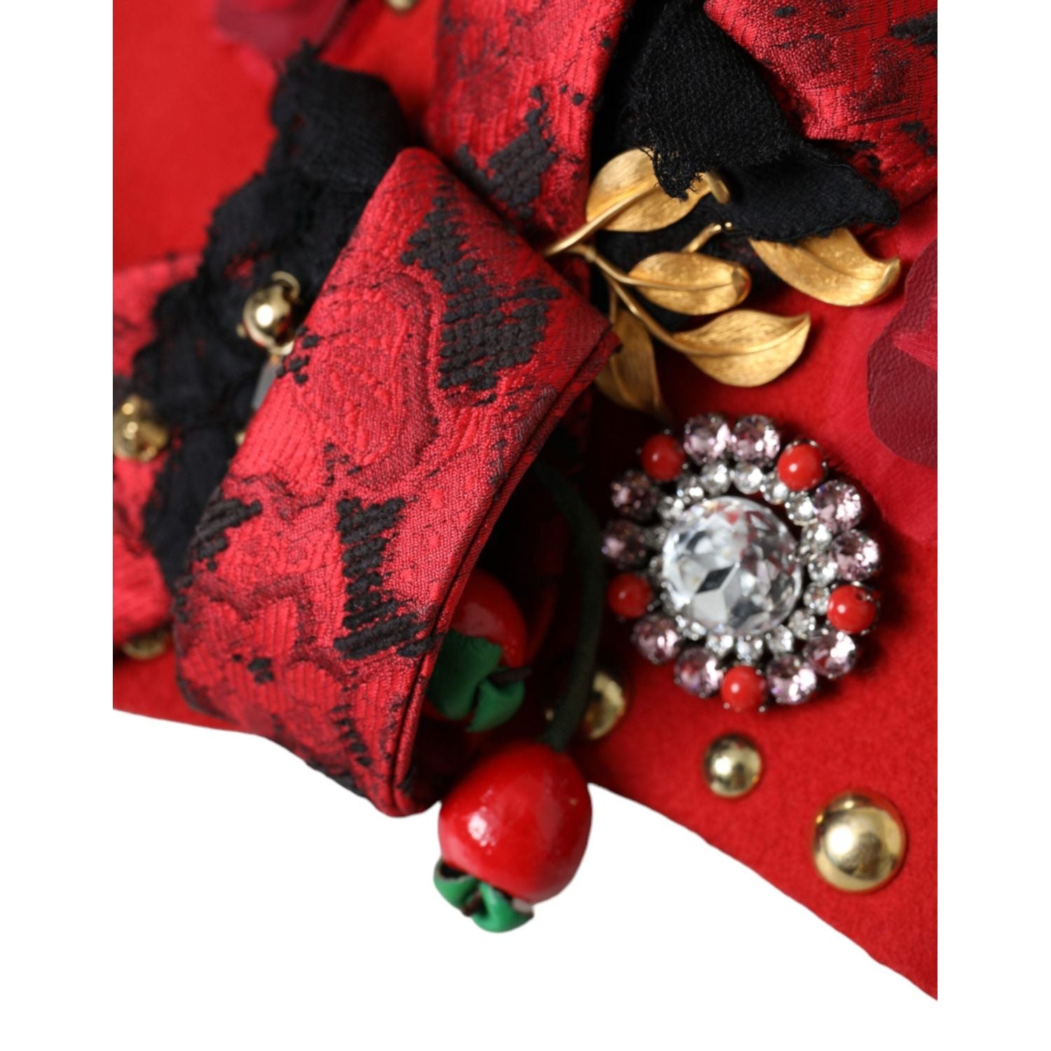 قبعة مزينة بدبابيس من دولتشي آند غابانا على شكل وردة ذهبية من الكريستال الأحمر