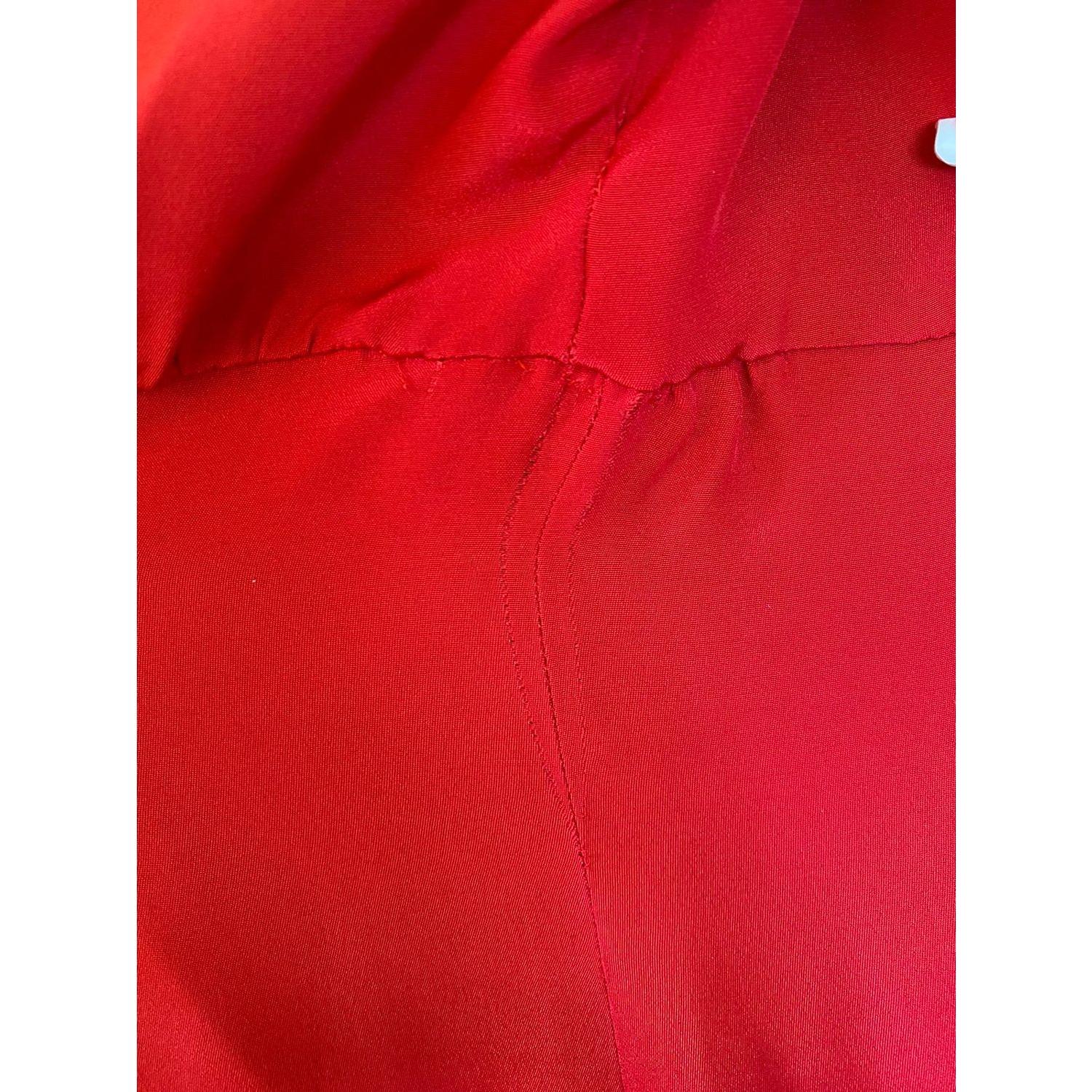 فستان دولتشي آند غابانا الأنيق من الحرير الأحمر بطول الركبة