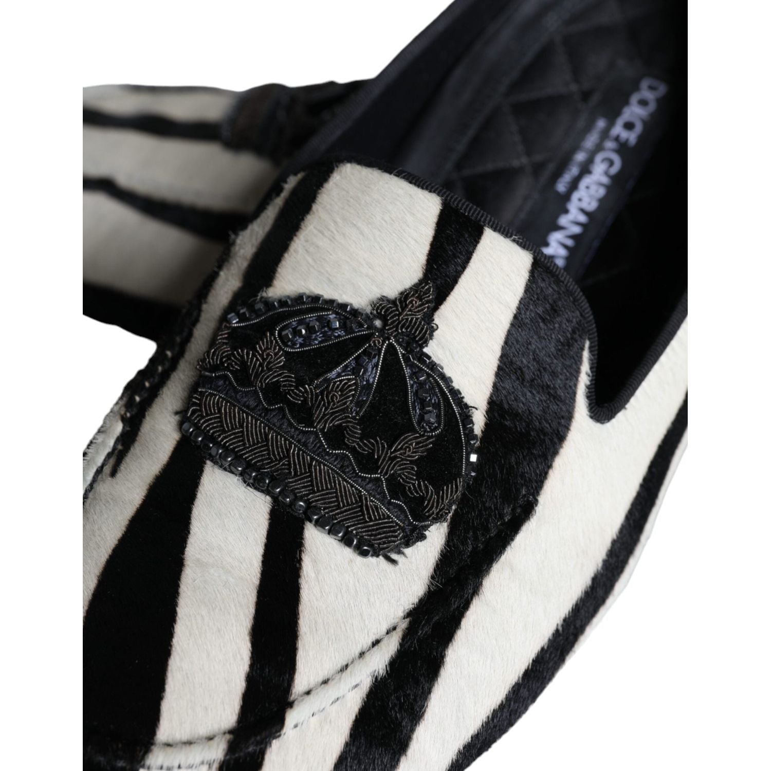 حذاء رجالي من دولتشي آند غابانا بدون رباط مصنوع من فرو العجل باللونين الأسود والأبيض